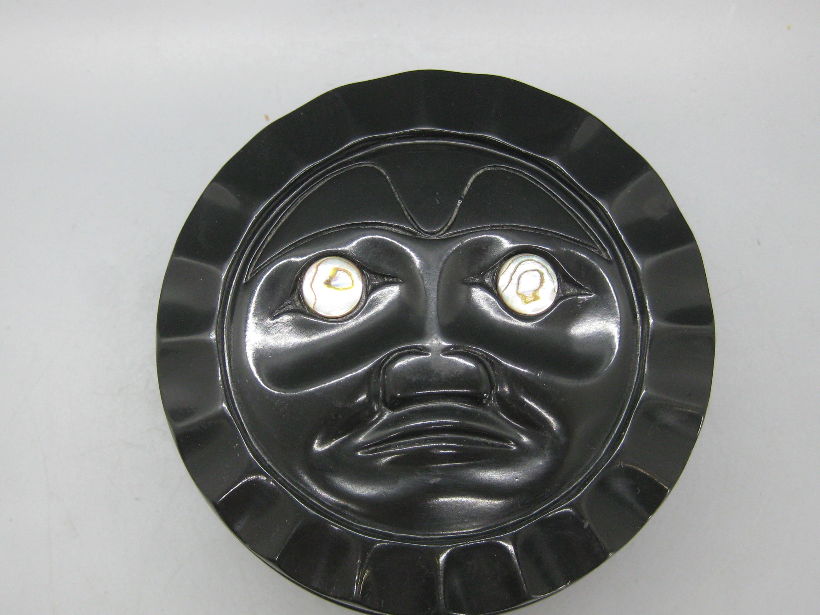 Wonderful vintage Inuit Pacific Northwest Native American Indian/Eskimo Haida Sun lidded trinket stash box. Has inlaid abalone shell in the eyes. Made of black resin and dates from the 1960's. Great form and design. In excellent original condition.