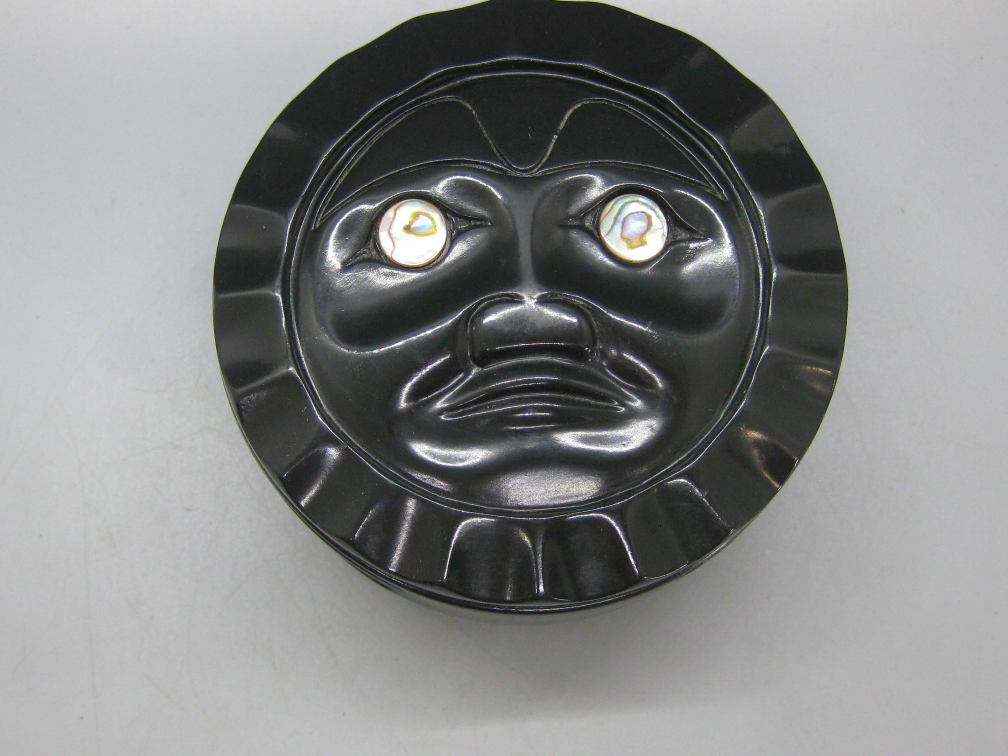 Vintage Inuit Eskimo Pacific Northwest Native American Indian Haida Lidded Box In Excellent Condition In San Diego, CA