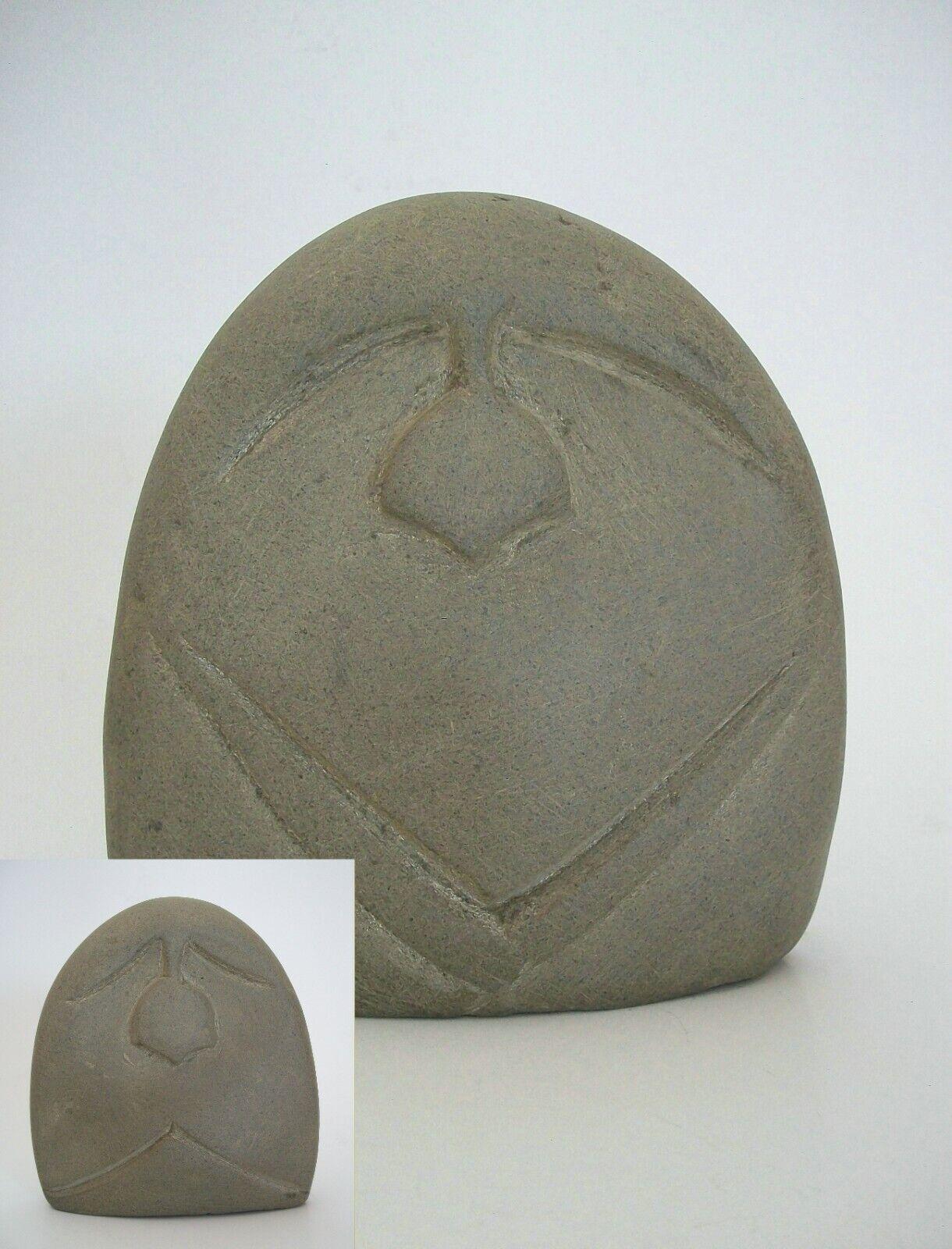 Vintage Inuit 'two faced' Steinschnitzerei - feine modernistische Schnitzerei mit sparsamer Dekoration - signiert PAUL (in Roman) auf der Basis - Kanada - Mitte des 20.

Ausgezeichneter Vintage-Zustand - kein Verlust - keine Beschädigung - keine
