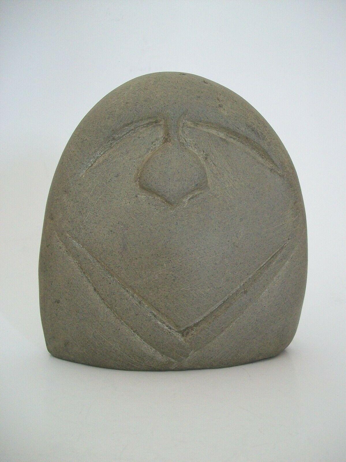 Antike Inuit-Steinschnitzerei „Zwei Facetten“, signiert, Kanada, Mitte des 20. Jahrhunderts (Moderne) im Angebot