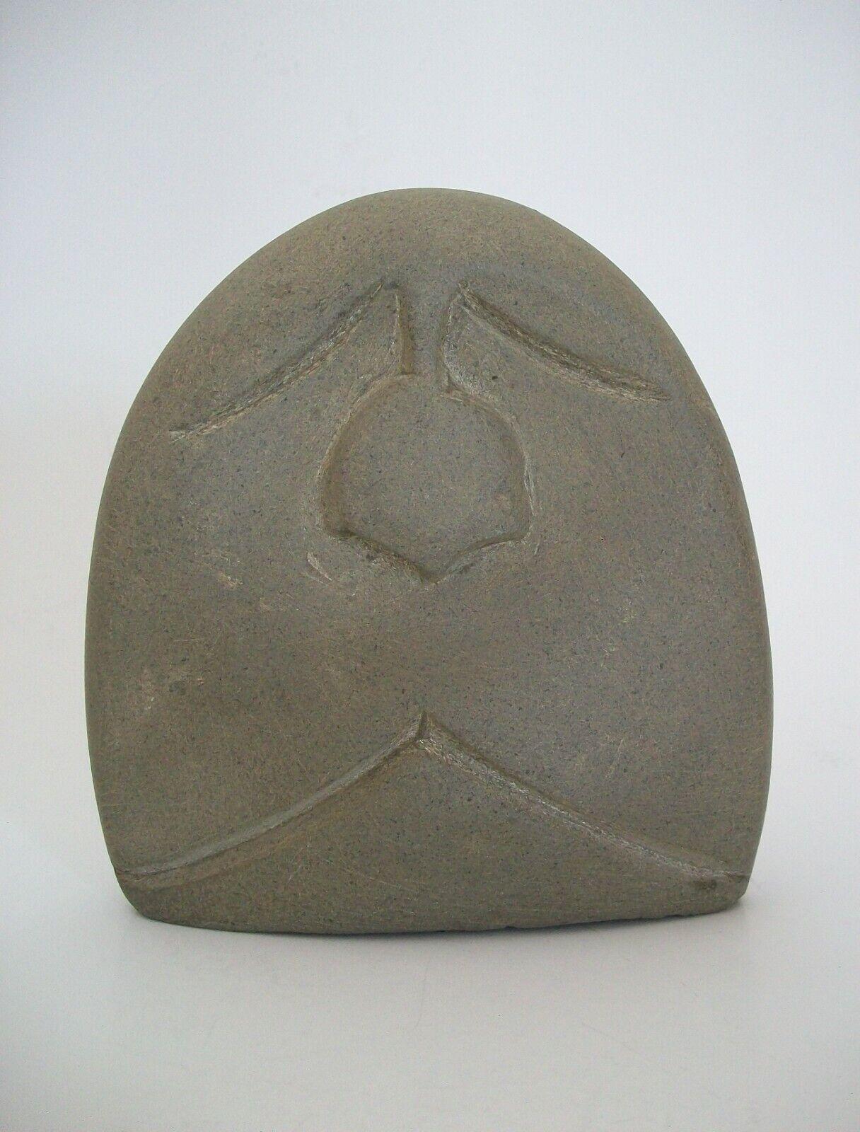 Antike Inuit-Steinschnitzerei „Zwei Facetten“, signiert, Kanada, Mitte des 20. Jahrhunderts (Kanadisch) im Angebot
