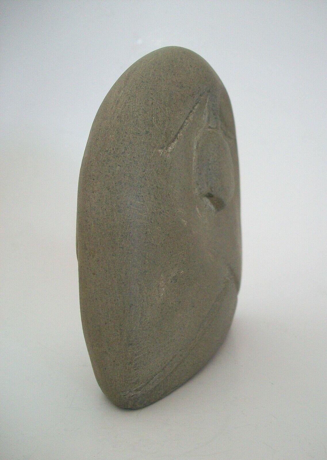20ième siècle Sculpture en pierre inuite vintage à deux faces, signée, Canada, milieu du 20e siècle en vente