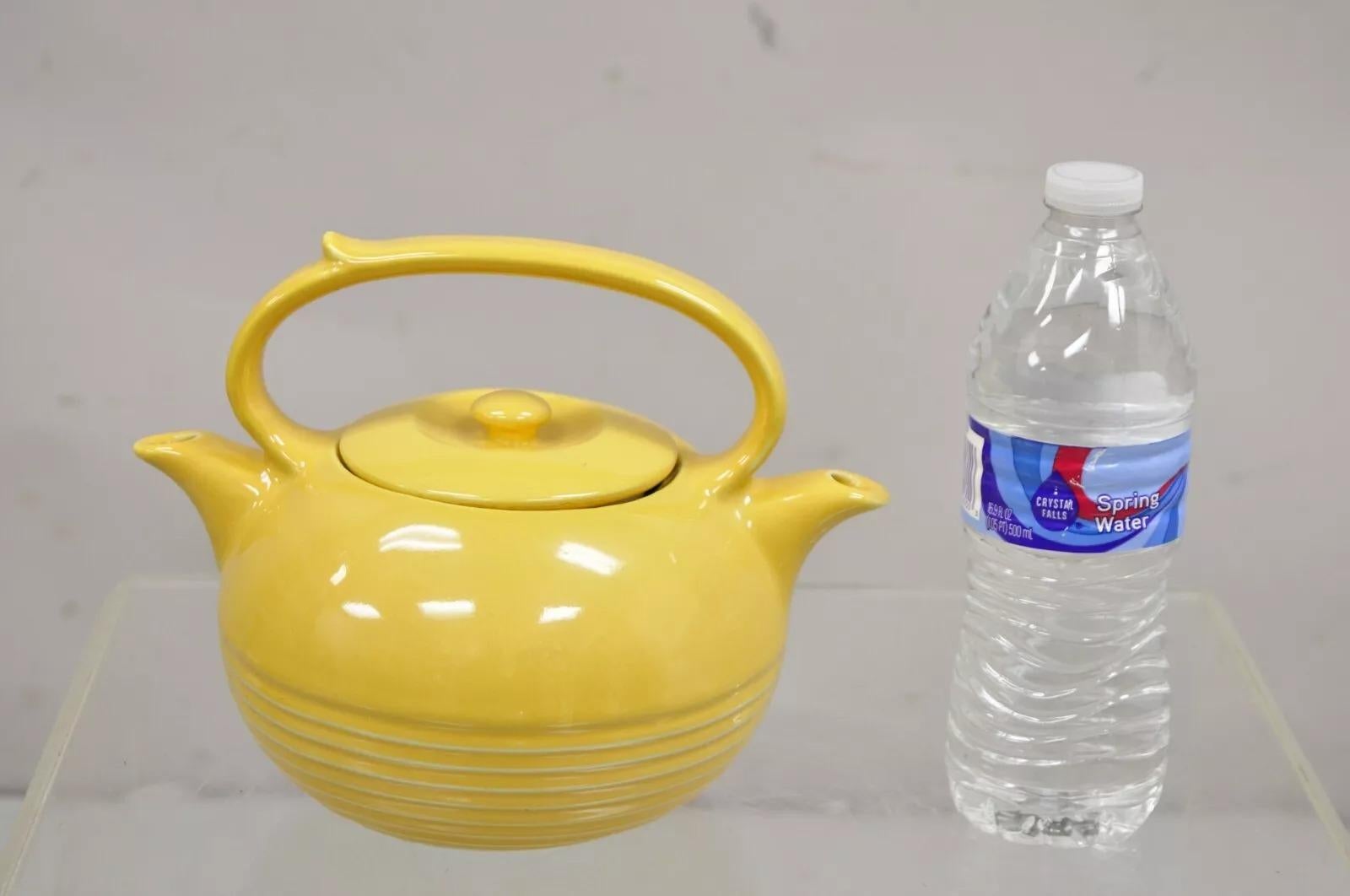 Invento Products Hall China giallo Art Deco, teiera con doppio beccuccio e interno diviso. Circa metà del XX secolo. Misure: 6,5