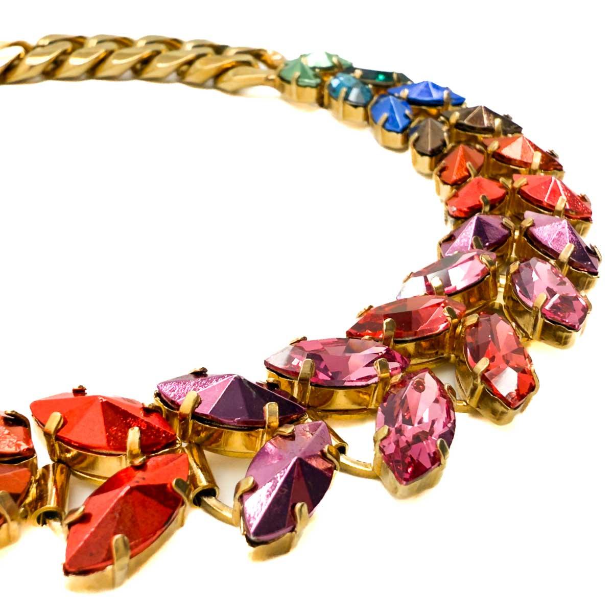 Una collana di cristalli marquise IOSSELLIANI d'epoca degli anni '80

Cordolo e cristallo: può esistere una combinazione più di tendenza? Questa lucente collana con catena a cordoncino è impreziosita da una serie di cristalli colorati Jewell con
