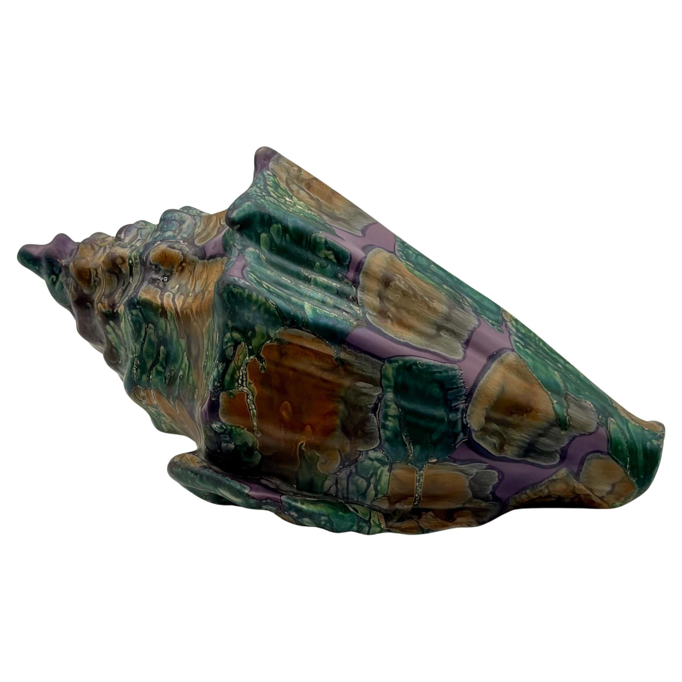 Bellissima conchiglia di Conchiglia in ceramica dipinta. Colori meravigliosi che creano uno spettro di movimento di grande impatto visivo.