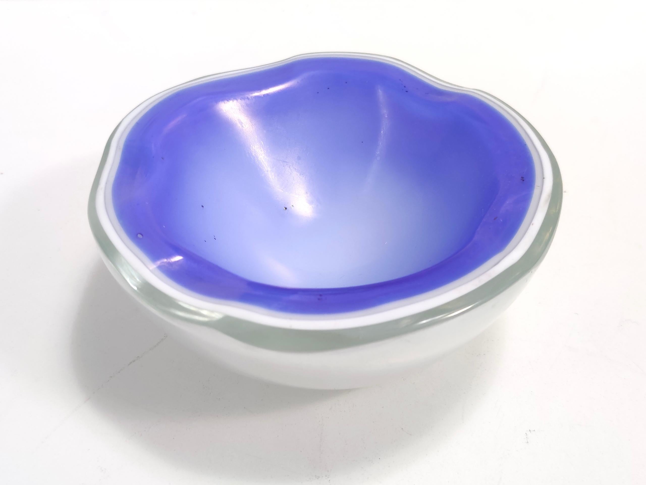 italien Vintage Iridescent Cornflower Blue and White Murano Glass Trinket Bowl - Ashtray en vente