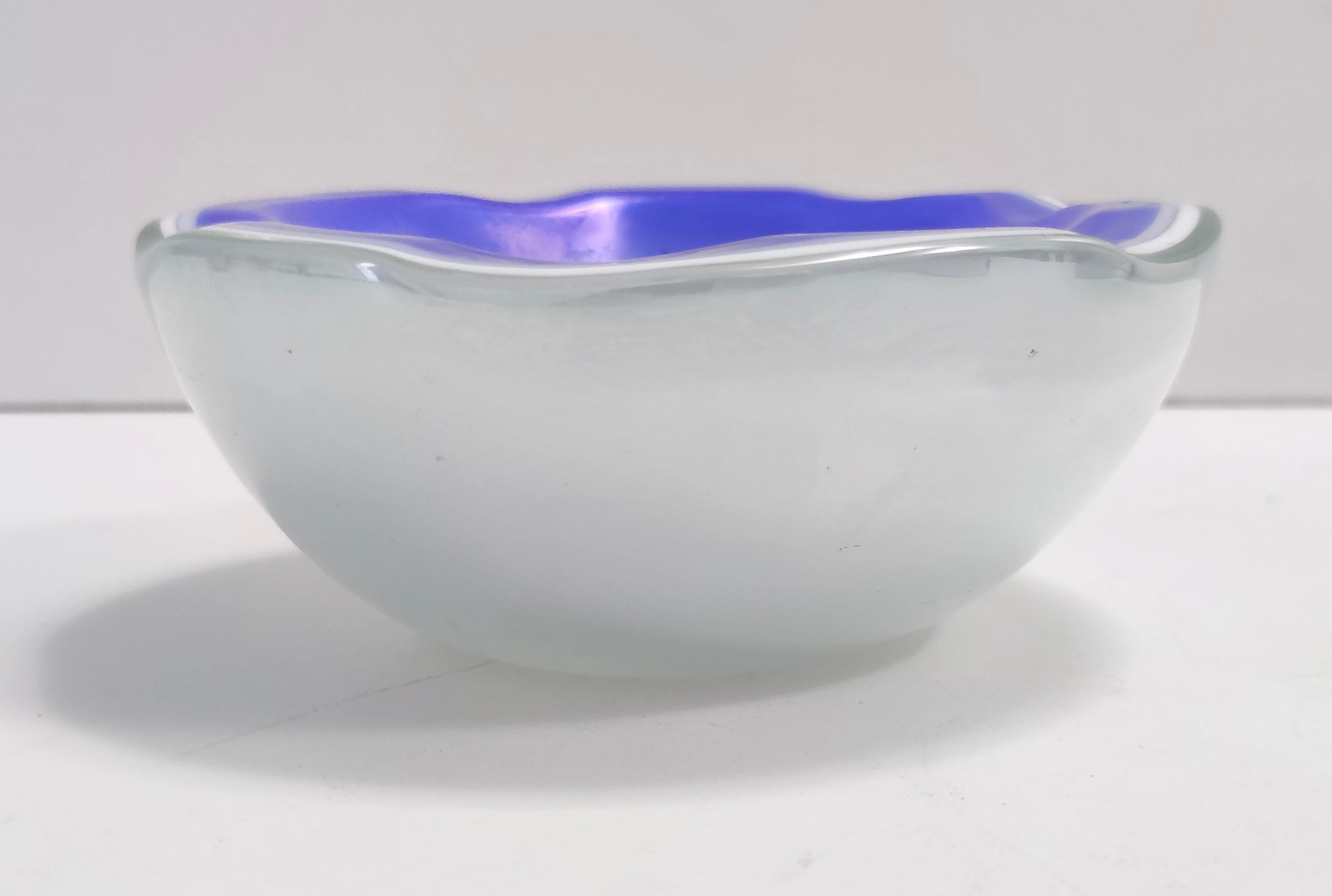 Vintage Iridescent Cornflower Blue and White Murano Glass Trinket Bowl - Ashtray In Excellent Condition For Sale In Bresso, Lombardy