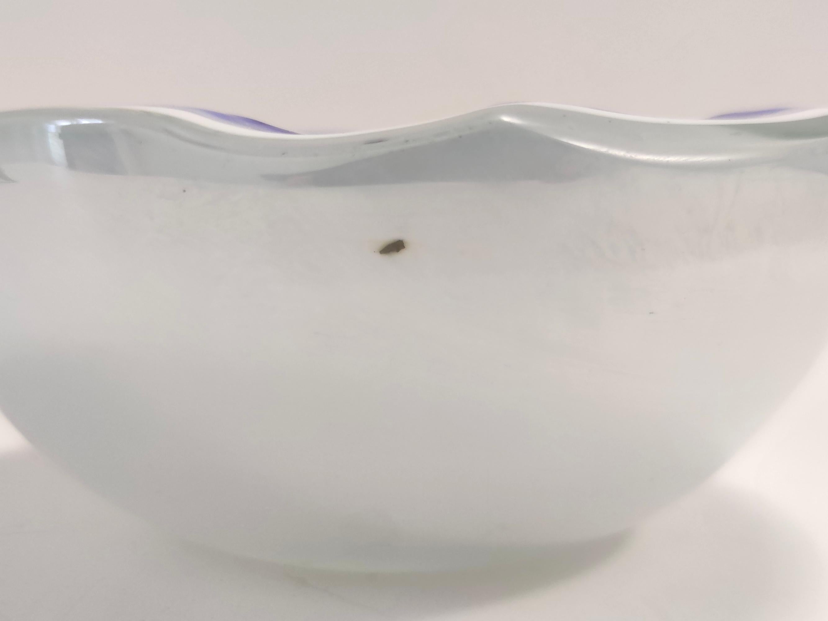 Milieu du XXe siècle Vintage Iridescent Cornflower Blue and White Murano Glass Trinket Bowl - Ashtray en vente