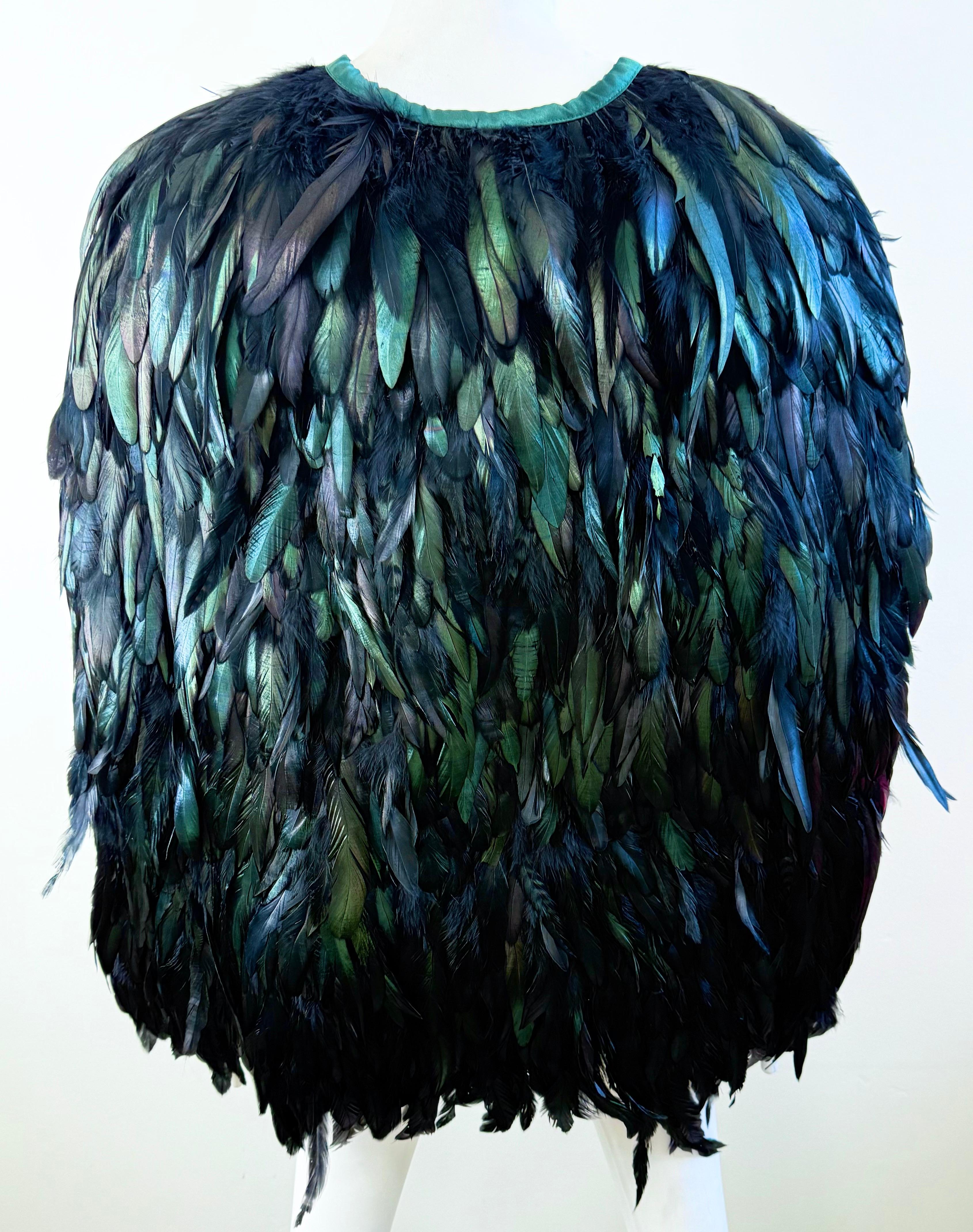 Capo in piume iridescenti d'epoca, nero, verde, blu, da passerella, da sera. in vendita 6