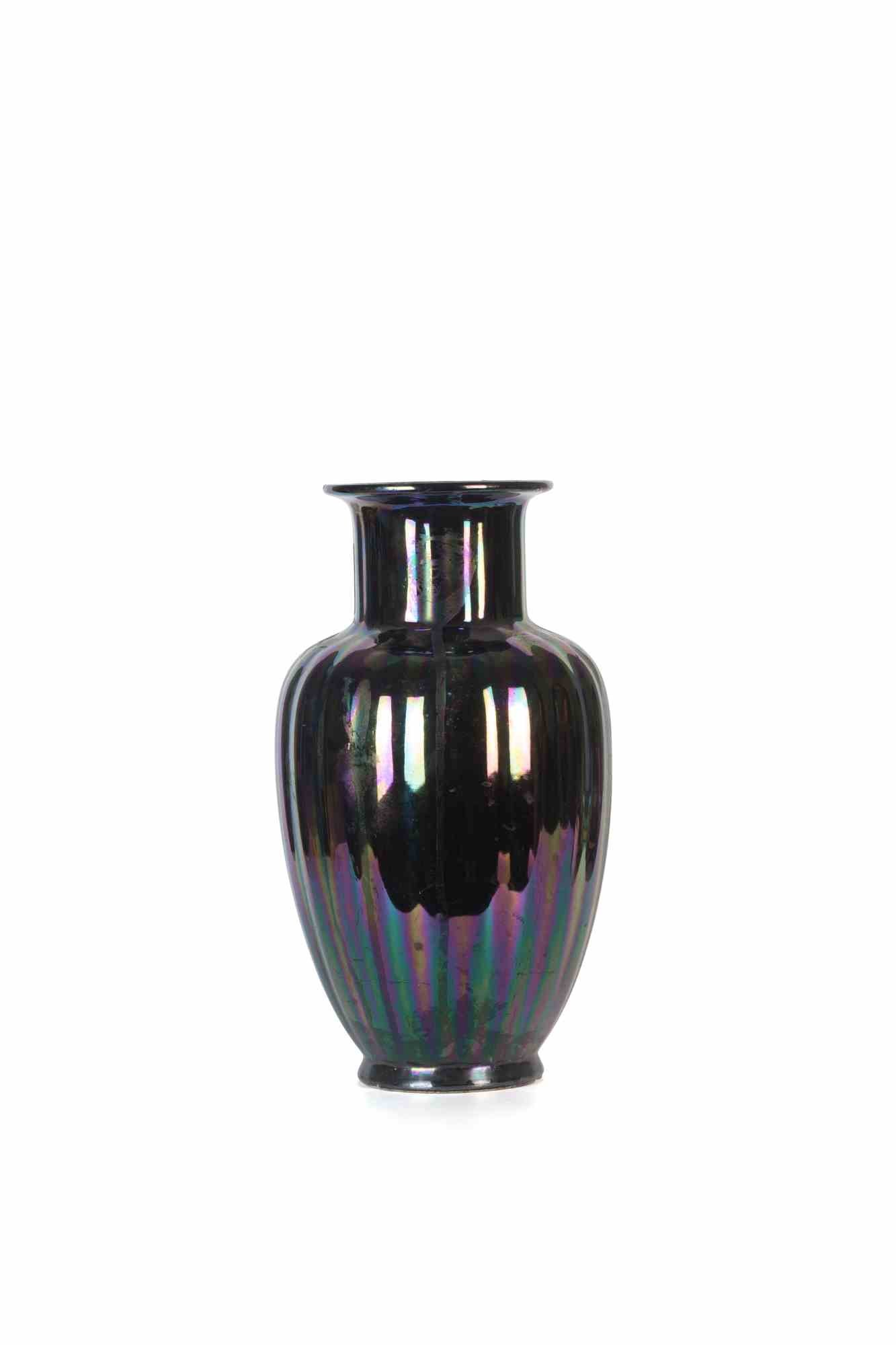 Vintage Iridescent Vase est un objet vintage du 20ème siècle.
Excellent état