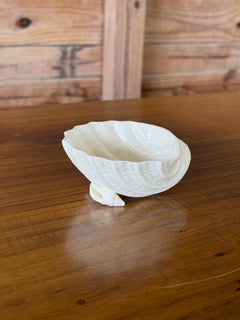 Ciotola vintage in porcellana irlandese Belleek a forma di conchiglia con piedini a forma di conchiglia