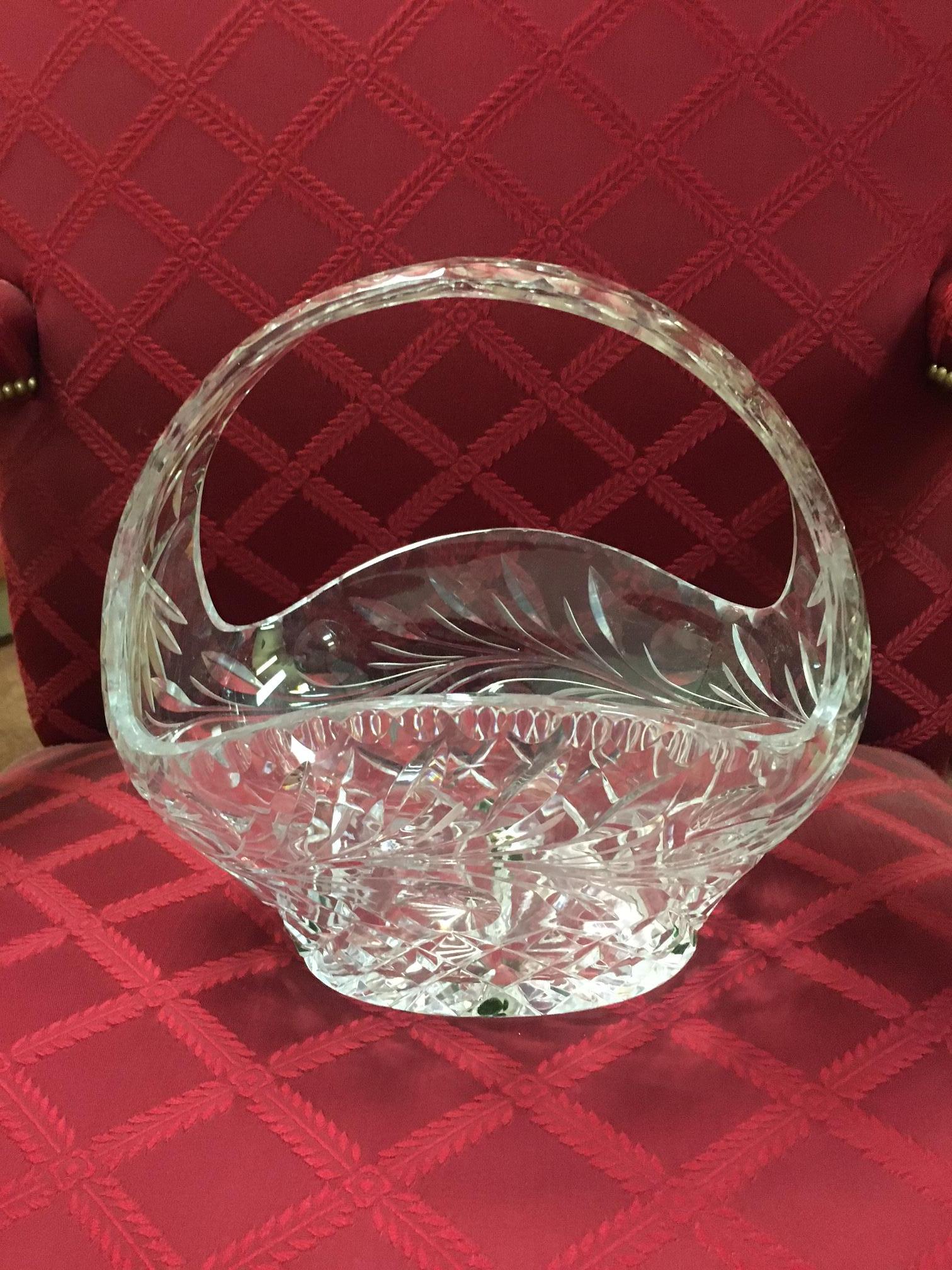 Dieser schöne Korb mit Henkel aus geschliffenem Kristallglas zeichnet sich durch helle, auffällige Spektralfarben aus, die von der üppigen Blumendekoration ausgehen. Das erfreulich traditionelle Erscheinungsbild hat eine kunstvoll geschliffene