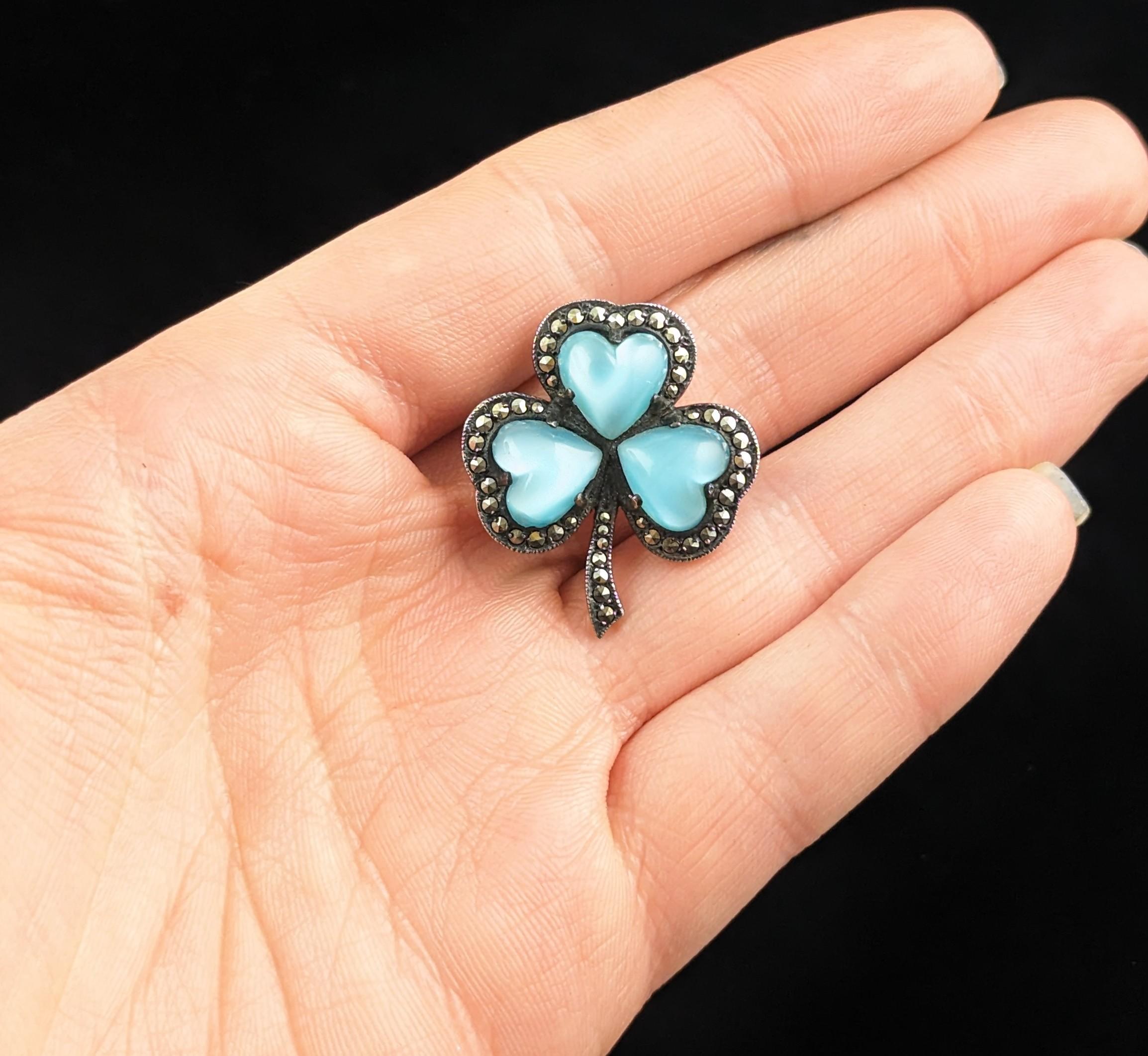 Broche trébol irlandés vintage, plata de ley, marcasita y corazones de pasta 5