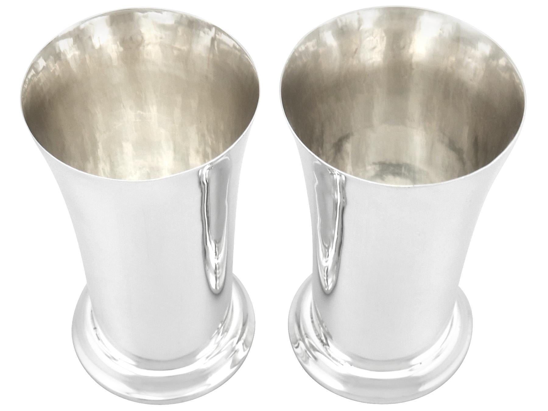 Vintage 1965 Irish Sterling Silver Vases / Beakers In Excellent Condition For Sale In Jesmond, Newcastle Upon Tyne