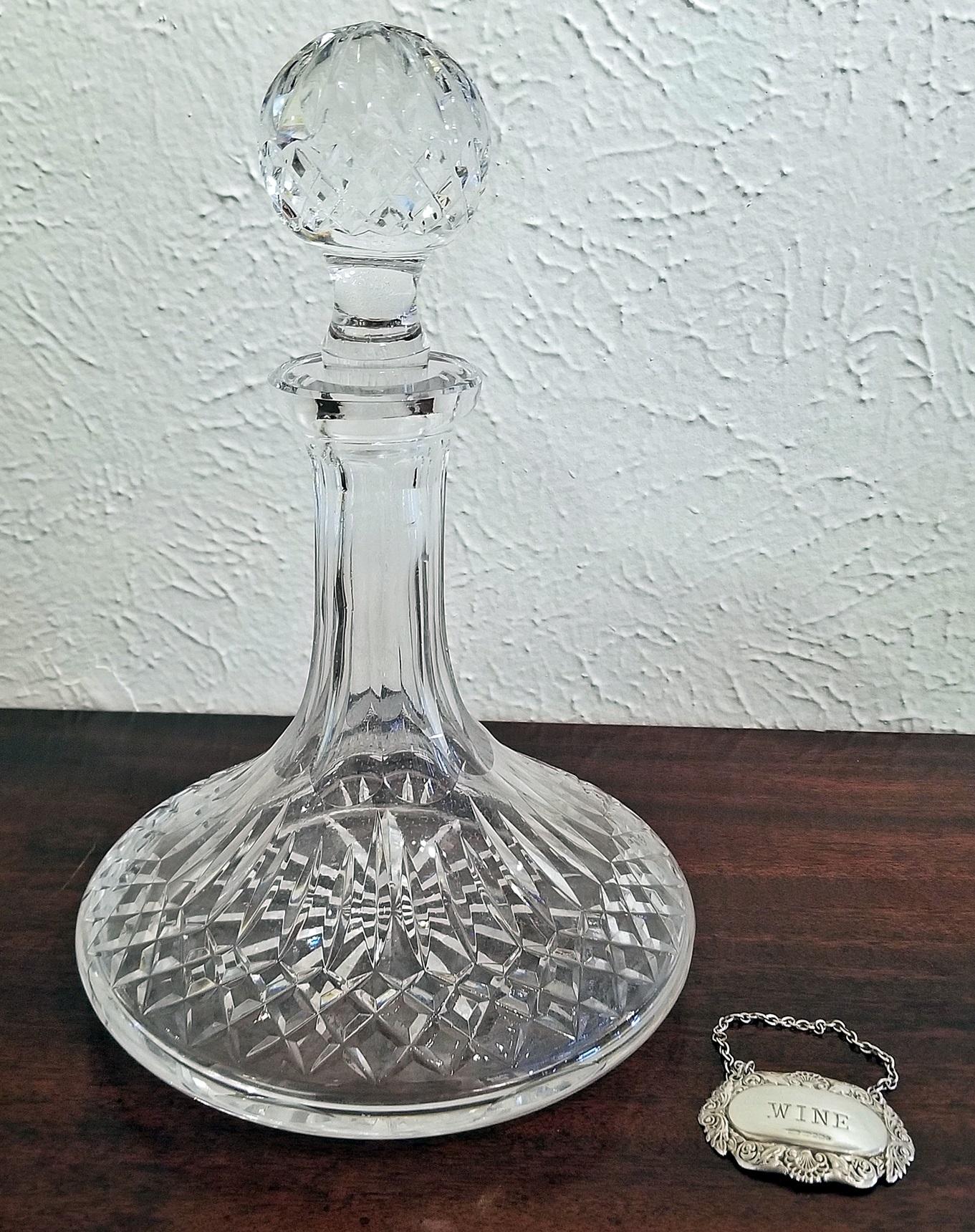 Beautiful vintage Waterford Crystal Ship’s decanter (Lismore pattern) from circa 1950, with solid (sterling) silver “Wine” Label.

The wine label is fully hallmarked, British, Birmingham, letter ‘g’ for 1906.

In perfect condition with no chips
