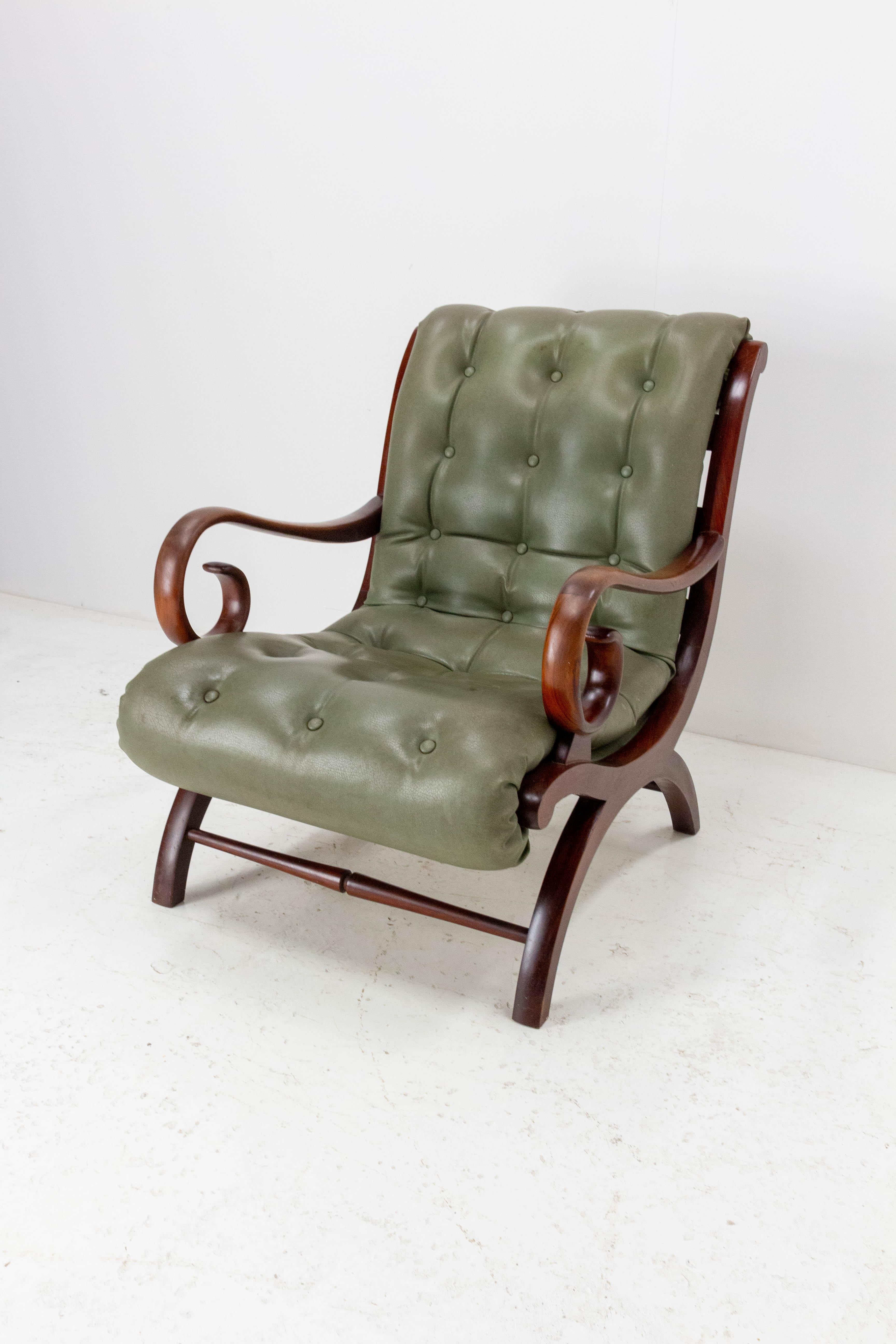 English open armchair, mid-century
English, circa 1960
Mid-century Modern
Skai and Iroko
Good vintage condition, one button is missing

Shipping:
L64 P91 H85 20.2 kg.

