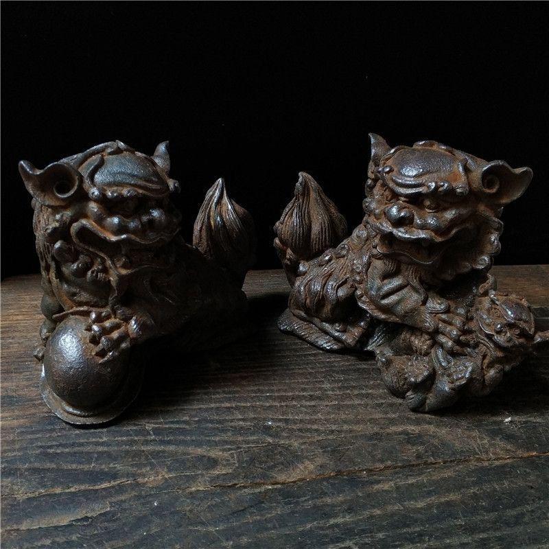 Pareja de estatuas de hierro vintage de 5 kg de leones jugando con pelotas en Bastante bueno Estado en 景德镇市, CN