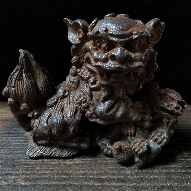 Pareja de estatuas de hierro vintage de 5 kg de leones jugando con pelotas 1
