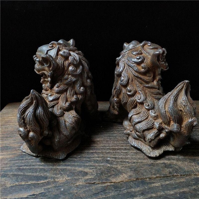 Pareja de estatuas de hierro vintage de 5 kg de leones jugando con pelotas 3
