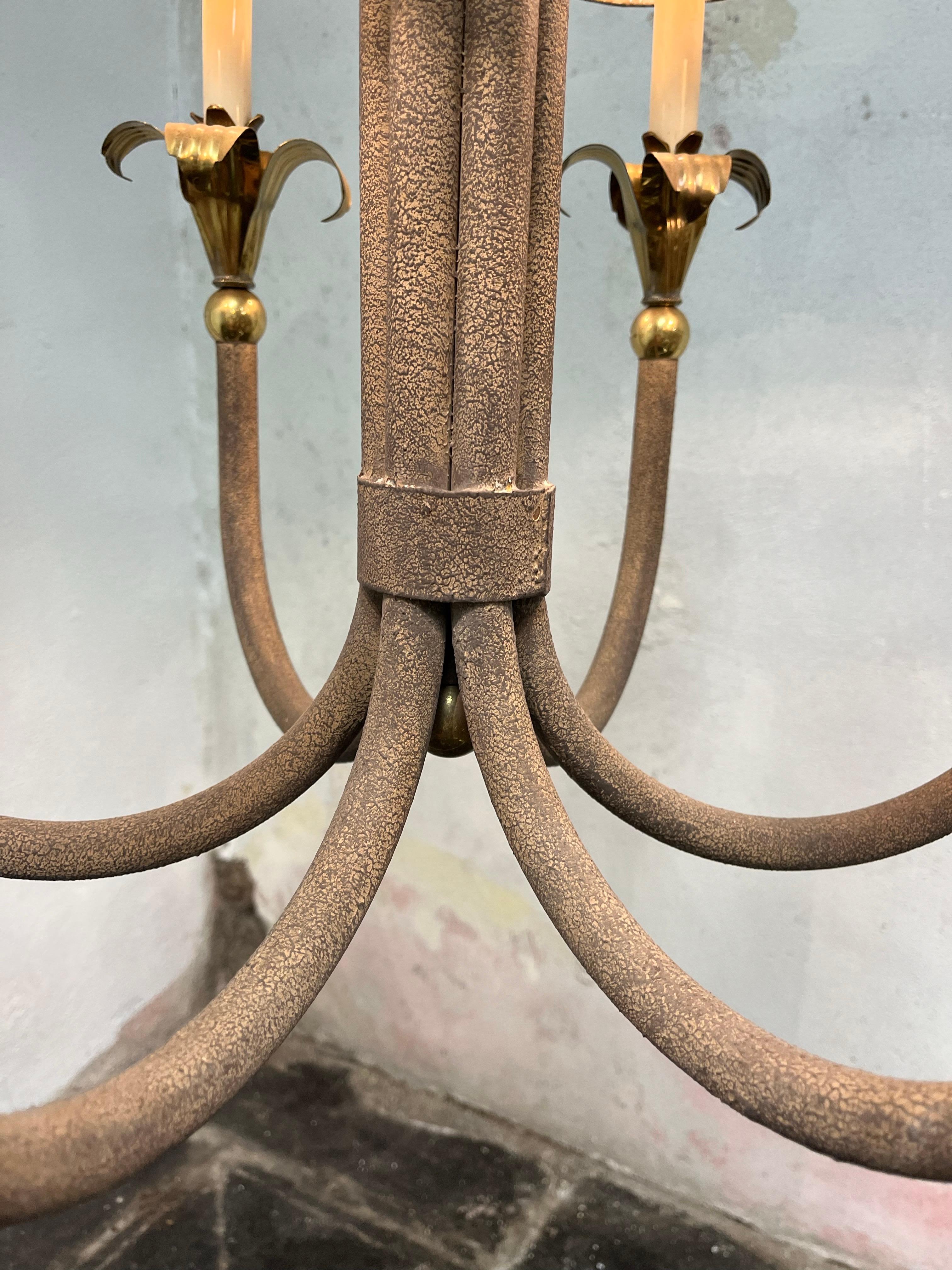 Magnifique lustre à 6 lumières en forme de palmier. Fer texturé avec des palmiers en laiton, complété par des abat-jour texturés. Des lignes et des proportions superbes.
En bordure de route vers NYC/Philly $450