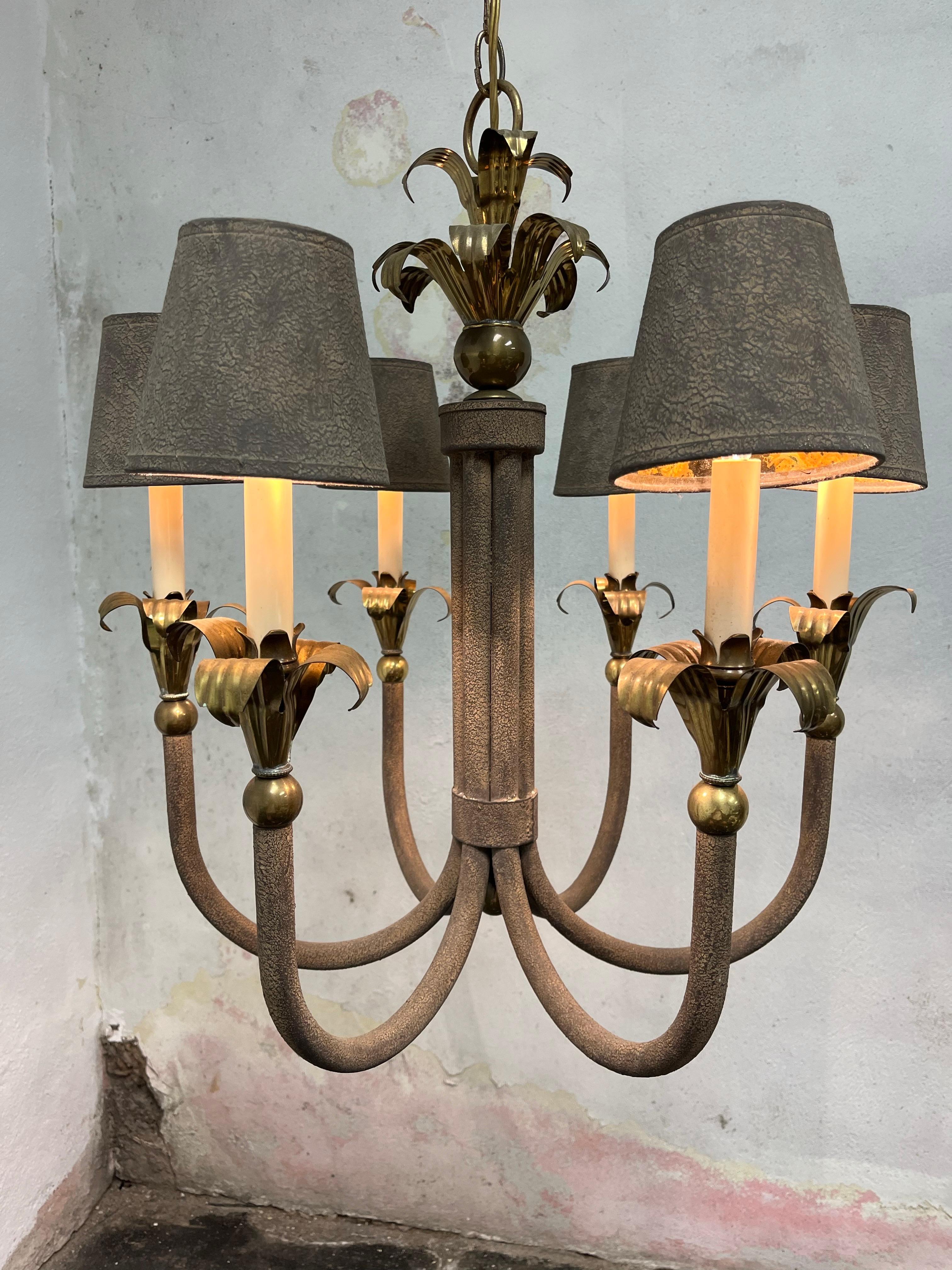 Lustre vintage en fer et laiton à feuilles de palmier Bon état - En vente à W Allenhurst, NJ