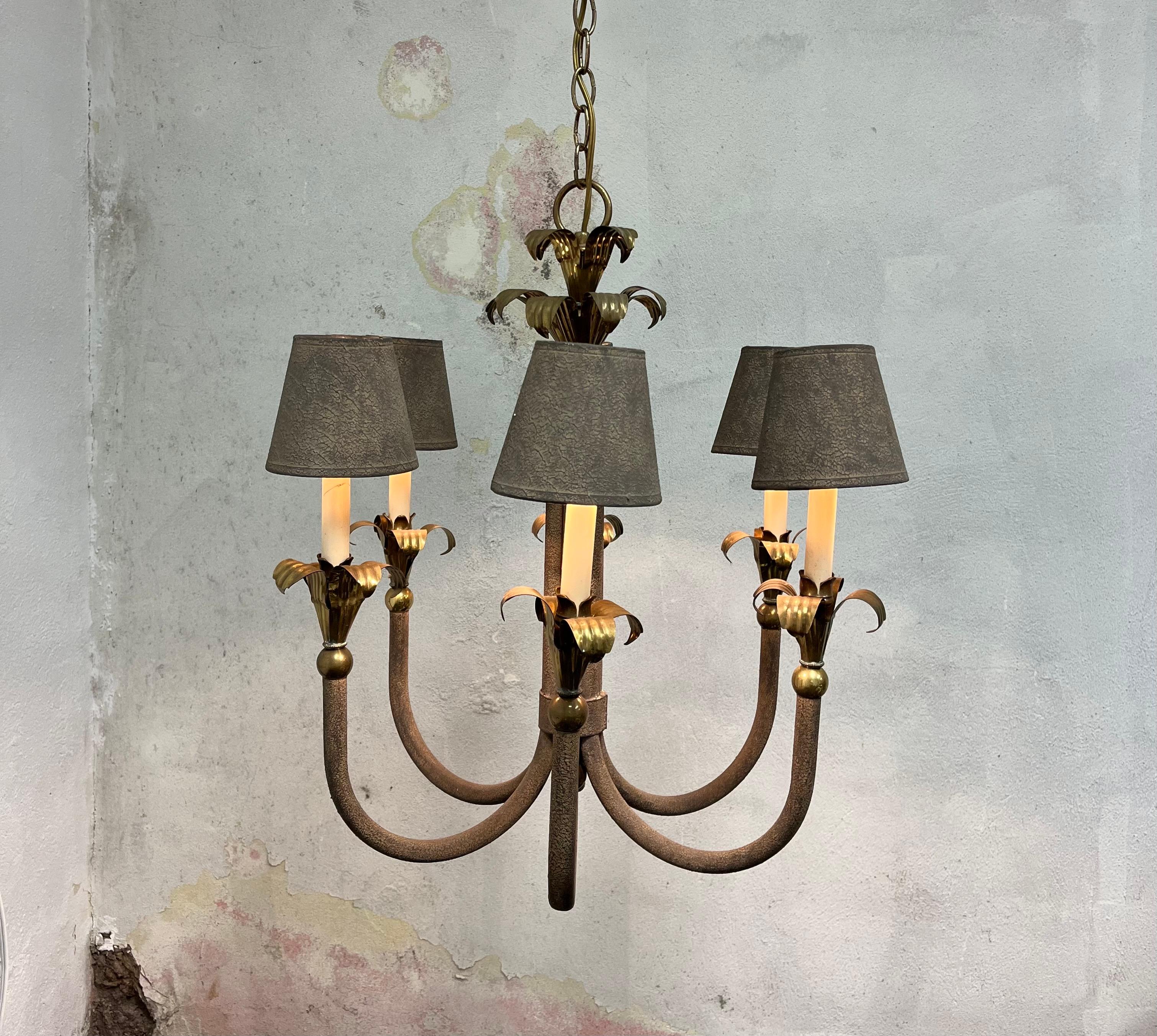 Laiton Lustre vintage en fer et laiton à feuilles de palmier en vente