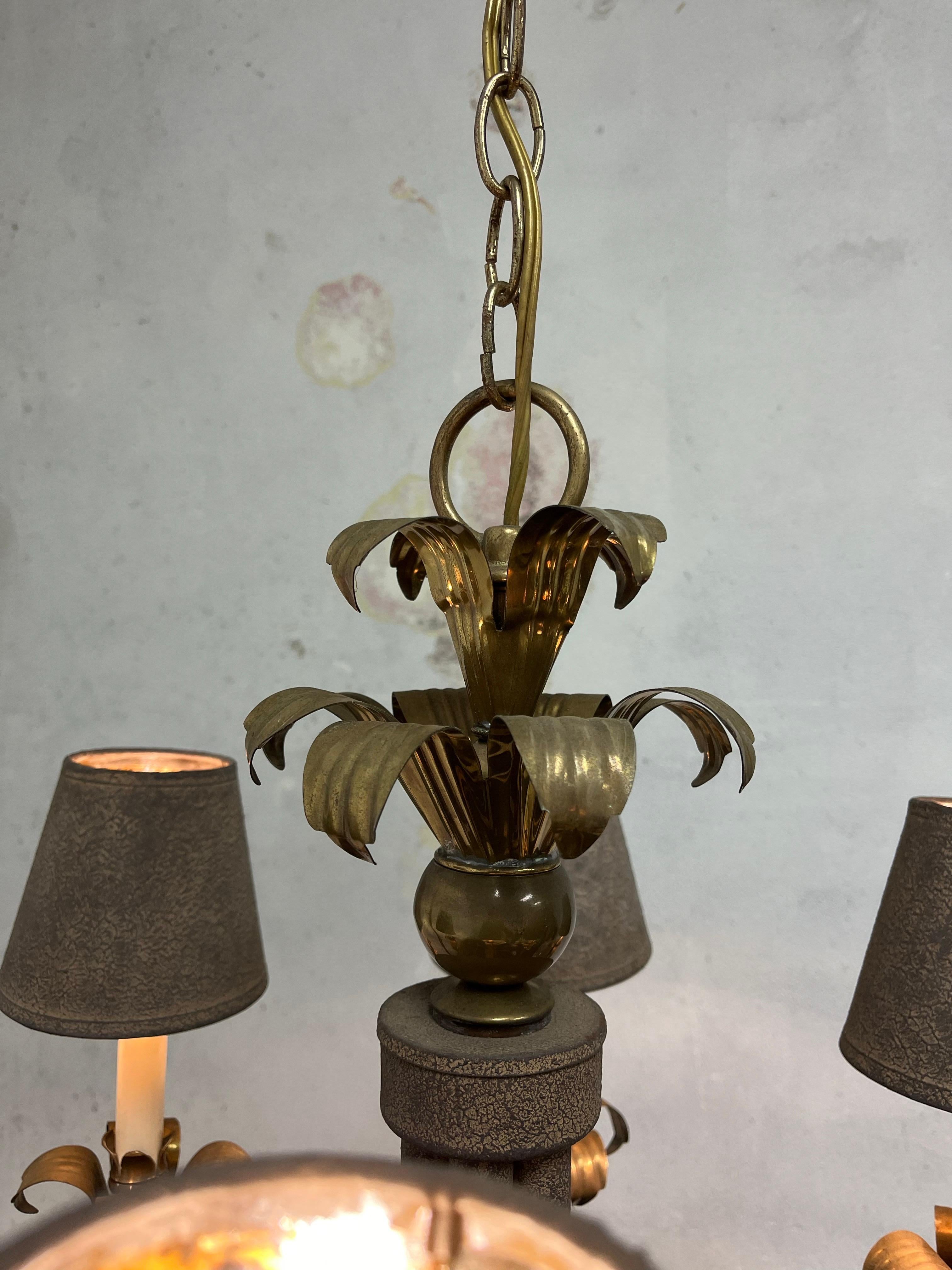 Lustre vintage en fer et laiton à feuilles de palmier en vente 1