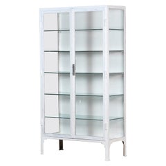 Armoire médicale en fer et en verre vintage, années 1940