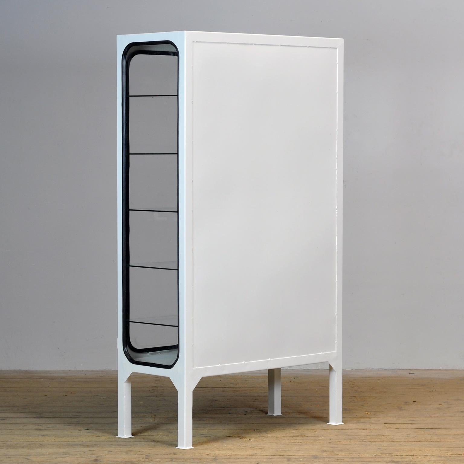 Cabinet médical vintage en fer et verre, années 1970 en vente 3