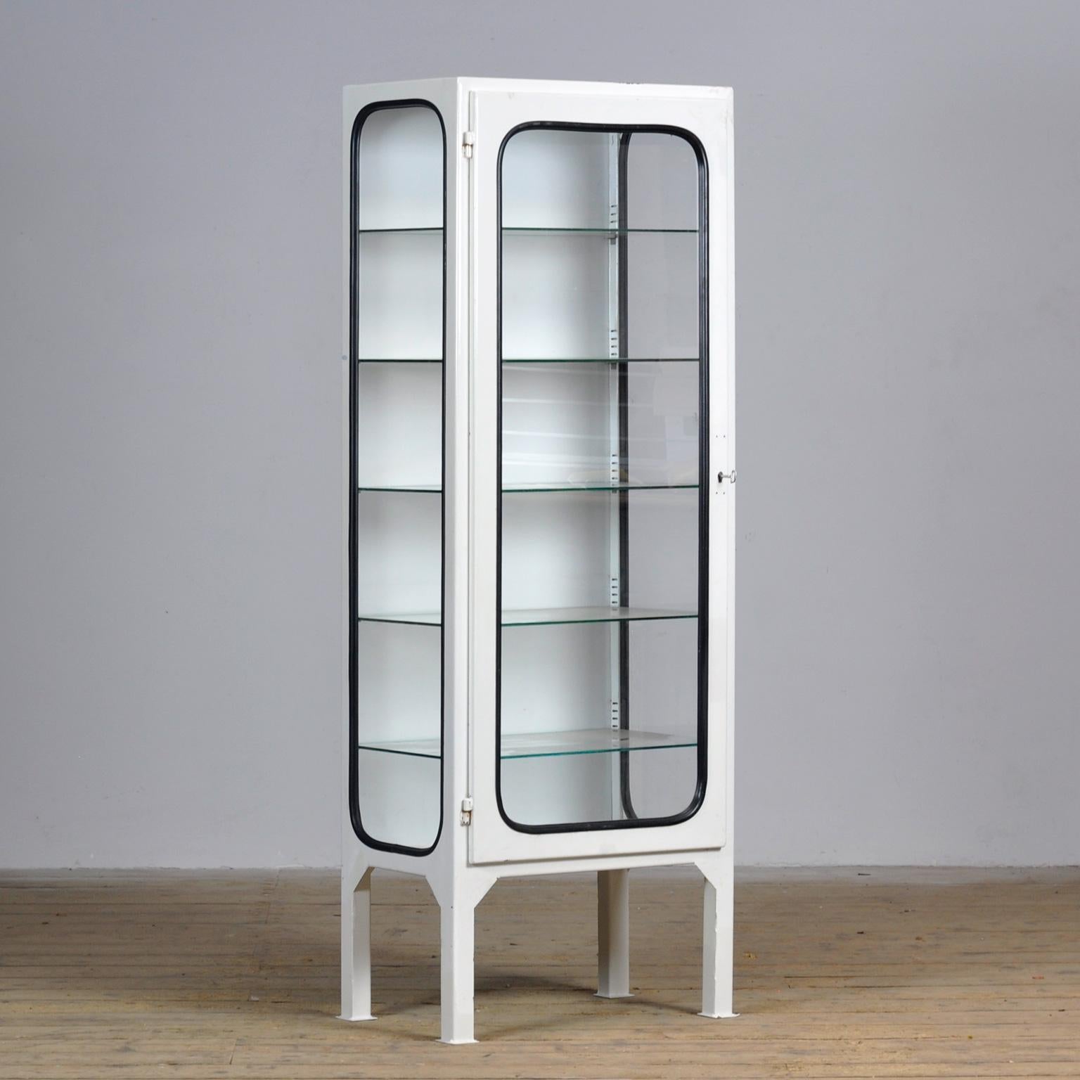 Industriel Cabinet médical vintage en fer et verre, années 1970 en vente