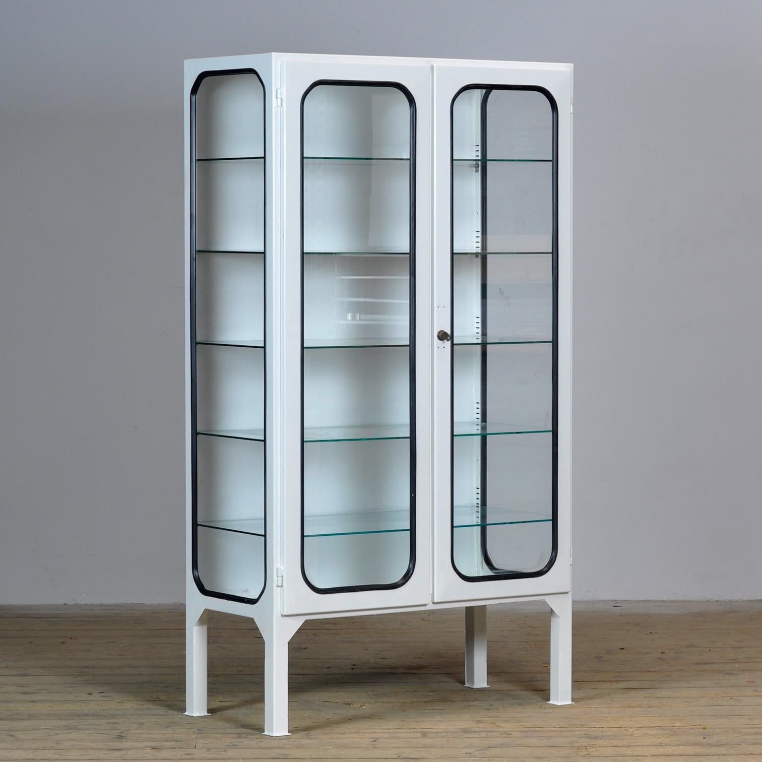 Industriel Cabinet médical vintage en fer et verre, années 1970 en vente