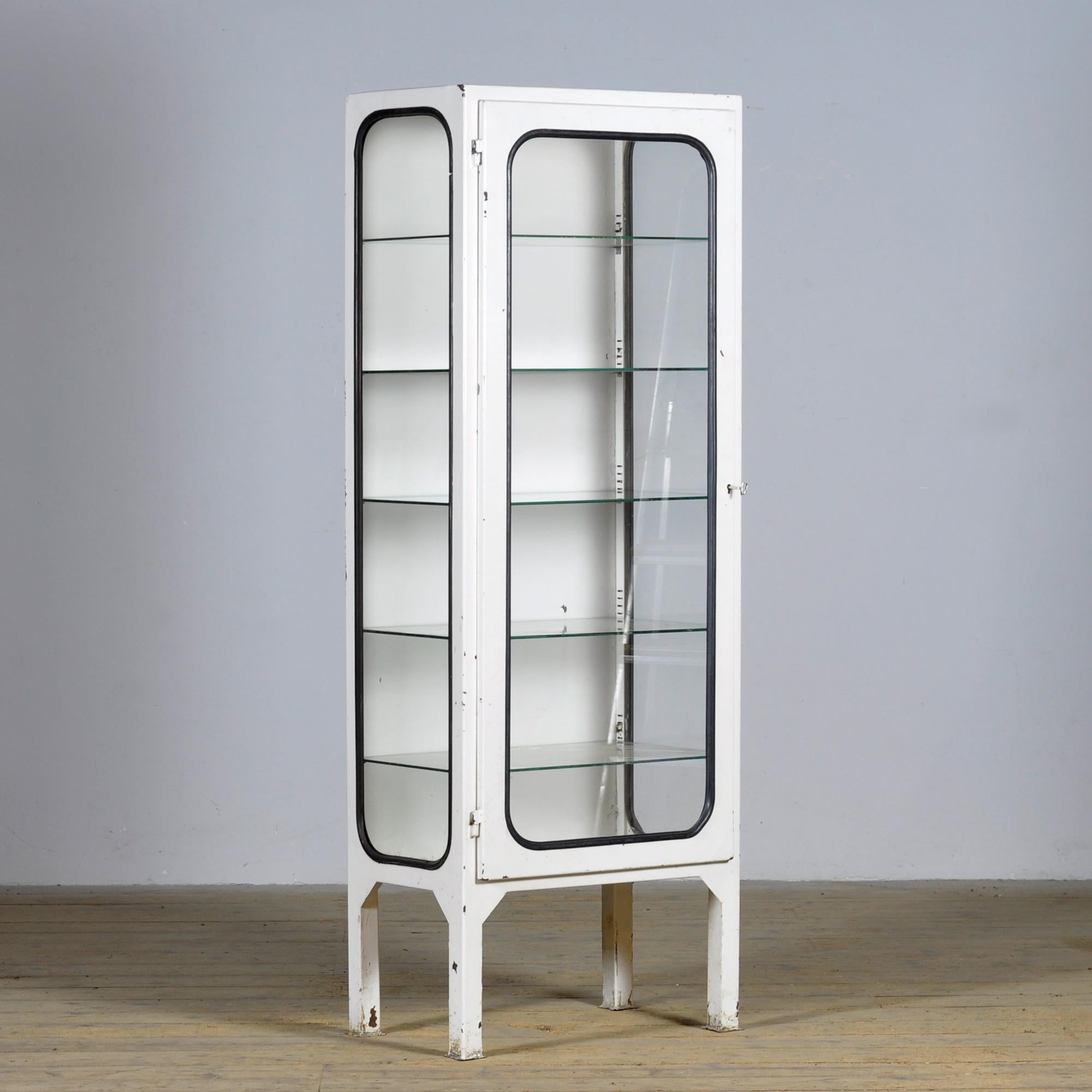 Medizinisches Kabinett aus Eisen und Glas, 1970er Jahre (Industriell) im Angebot