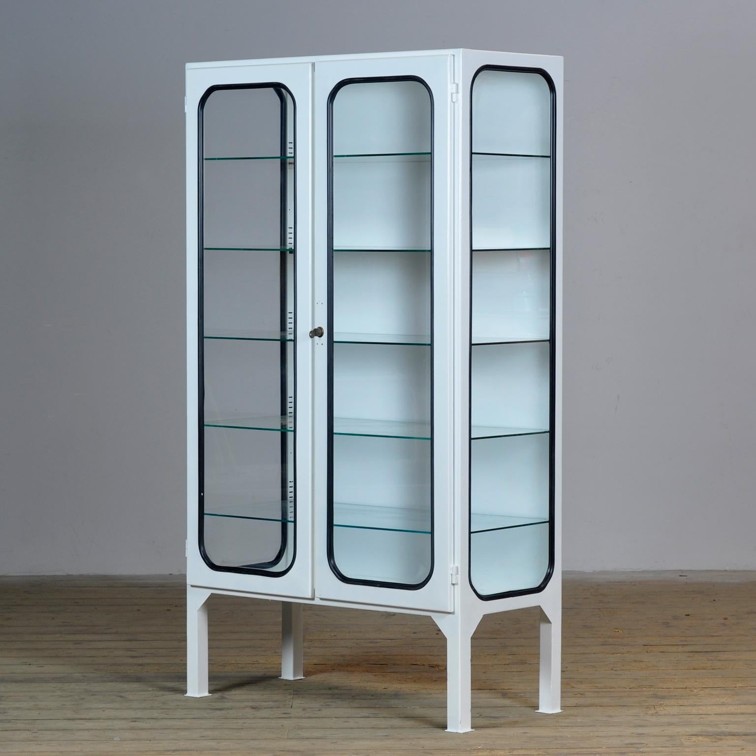 Hongrois Cabinet médical vintage en fer et verre, années 1970 en vente