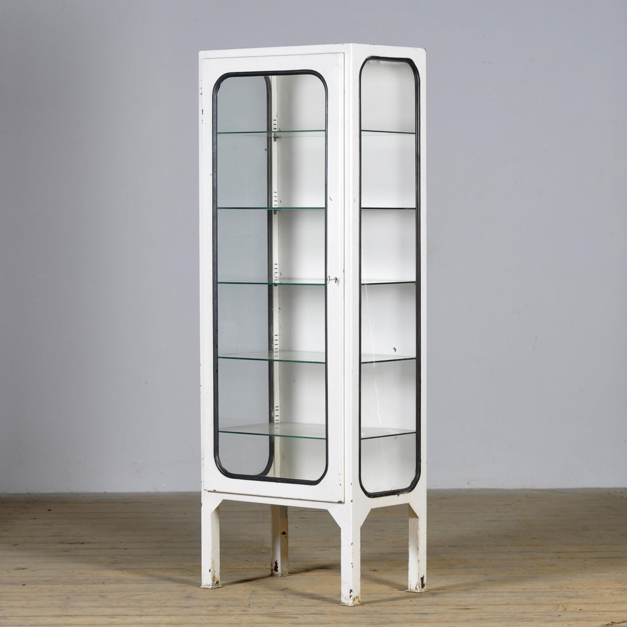 Medizinisches Kabinett aus Eisen und Glas, 1970er Jahre (Ungarisch) im Angebot