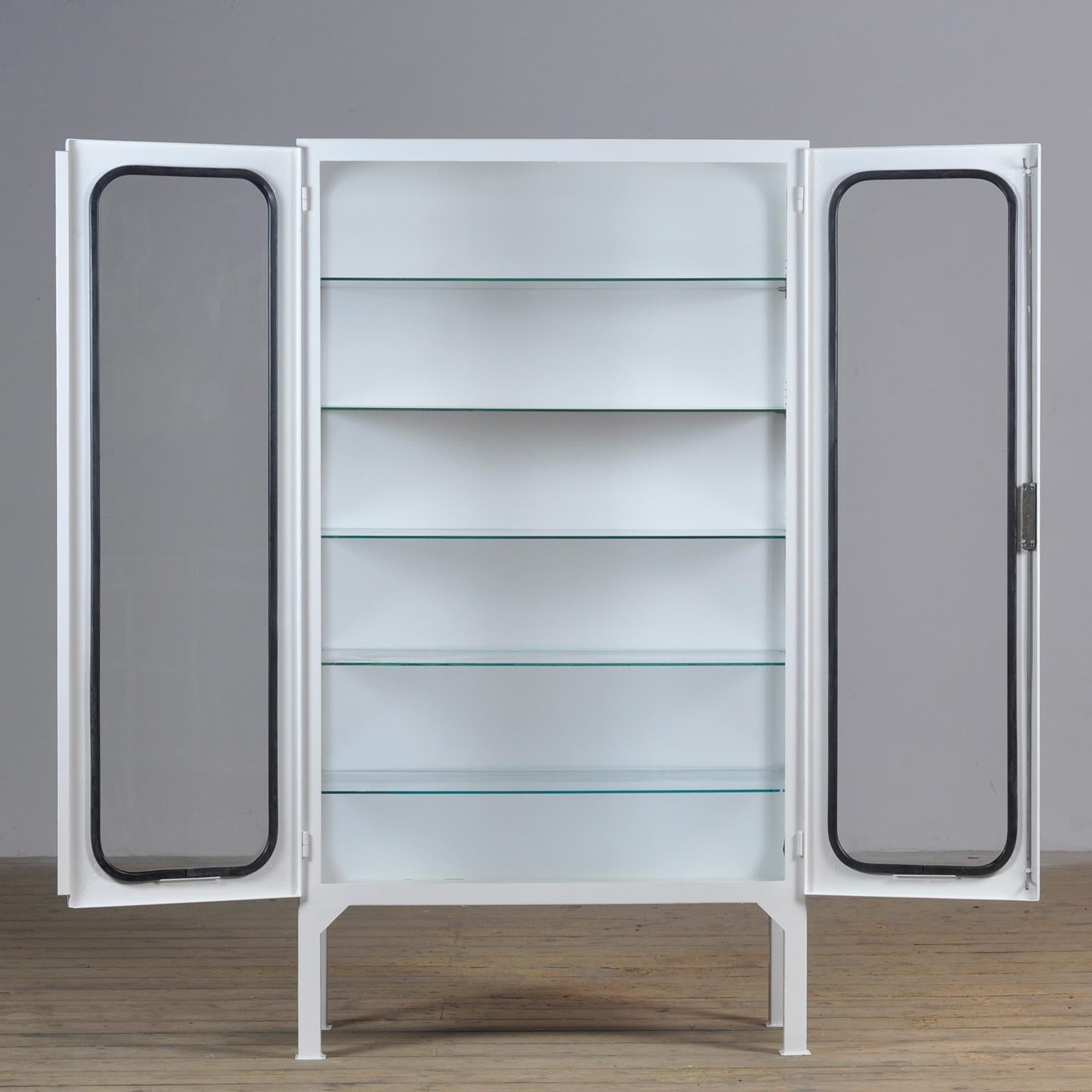 Cabinet médical vintage en fer et verre, années 1970 Bon état - En vente à Amsterdam, Noord Holland