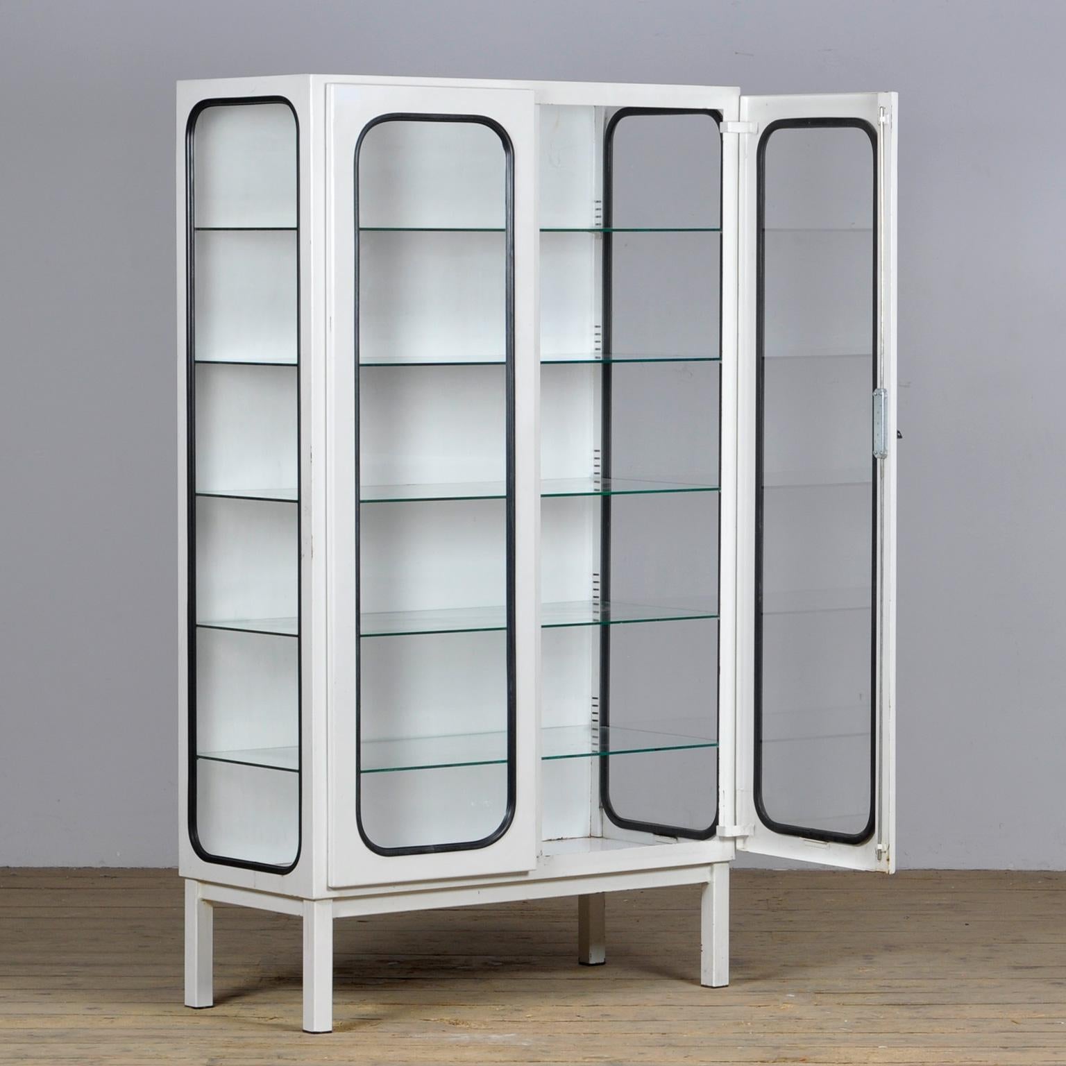 Vintage Iron And Glass Medical Cabinet, 1970s In Good Condition For Sale In Amsterdam, Noord Holland