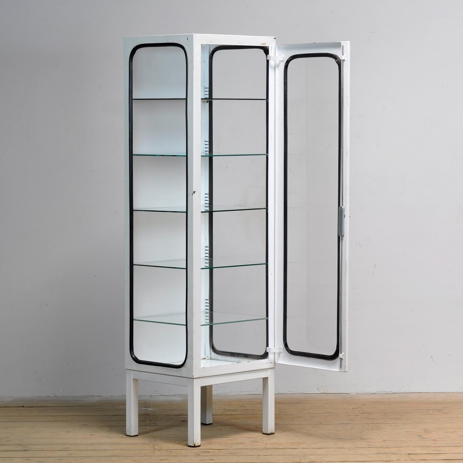 Vintage Iron And Glass Medical Cabinet, 1970s Bon état - En vente à Amsterdam, Noord Holland