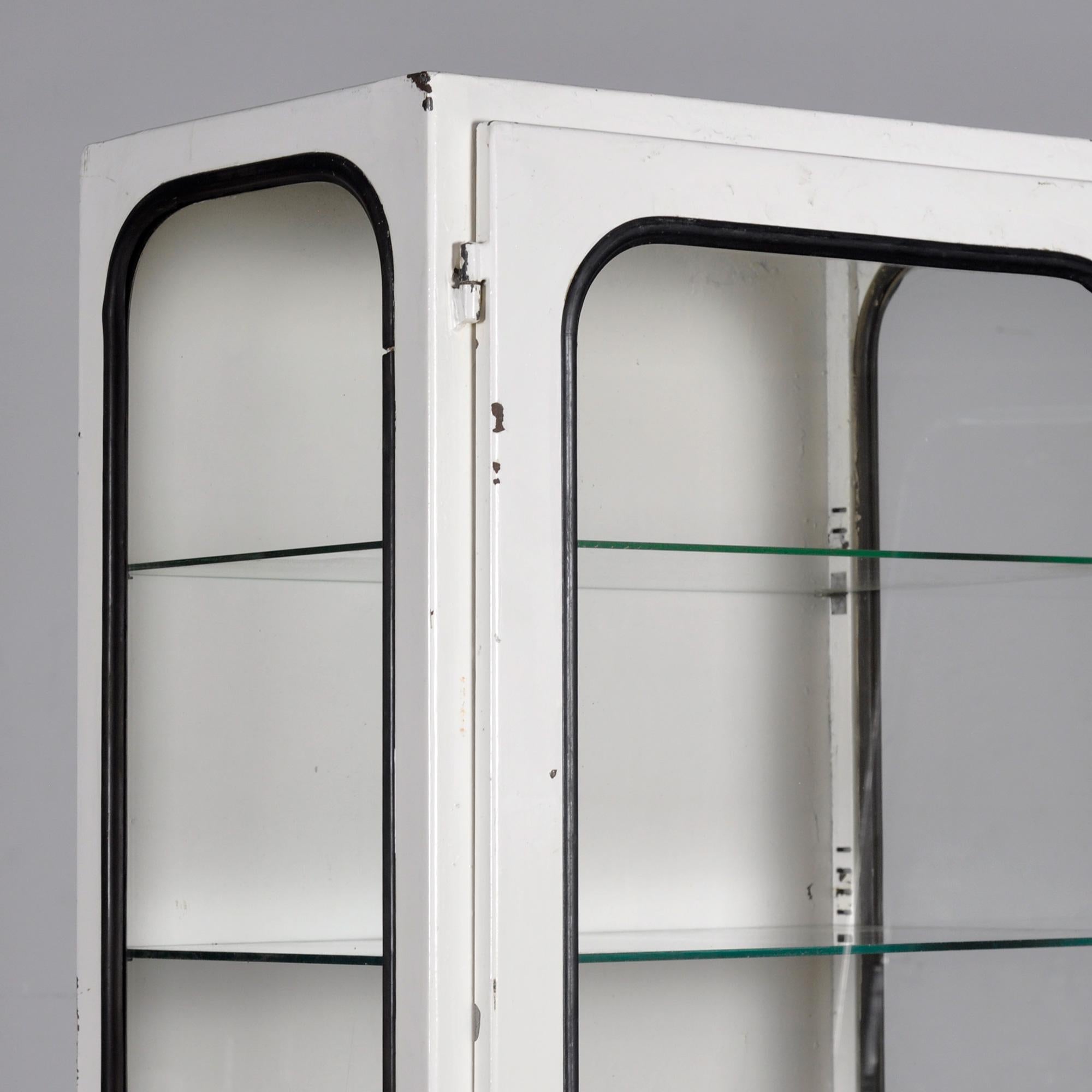 Medizinisches Kabinett aus Eisen und Glas, 1970er Jahre (Ende des 20. Jahrhunderts) im Angebot