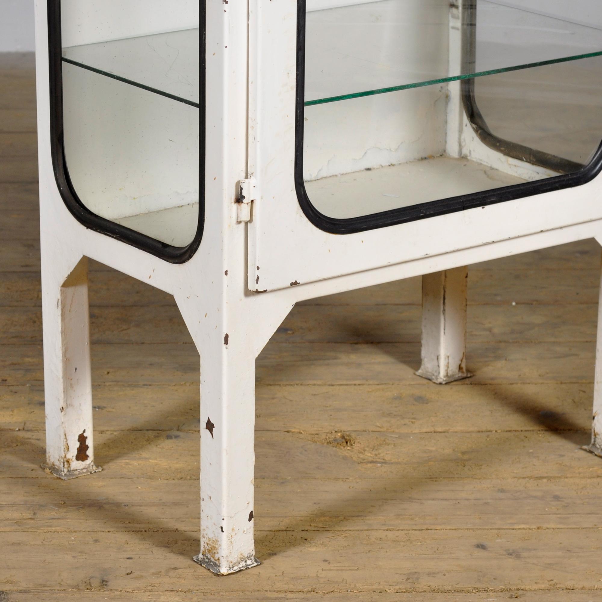 Medizinisches Kabinett aus Eisen und Glas, 1970er Jahre im Angebot 1