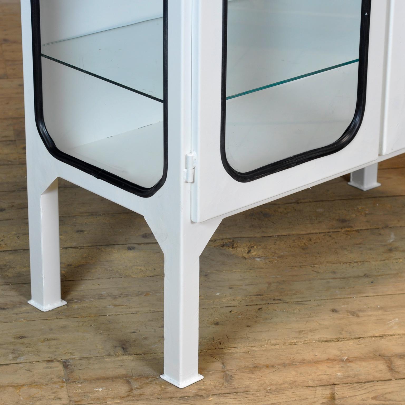 Cabinet médical vintage en fer et verre, années 1970 en vente 1