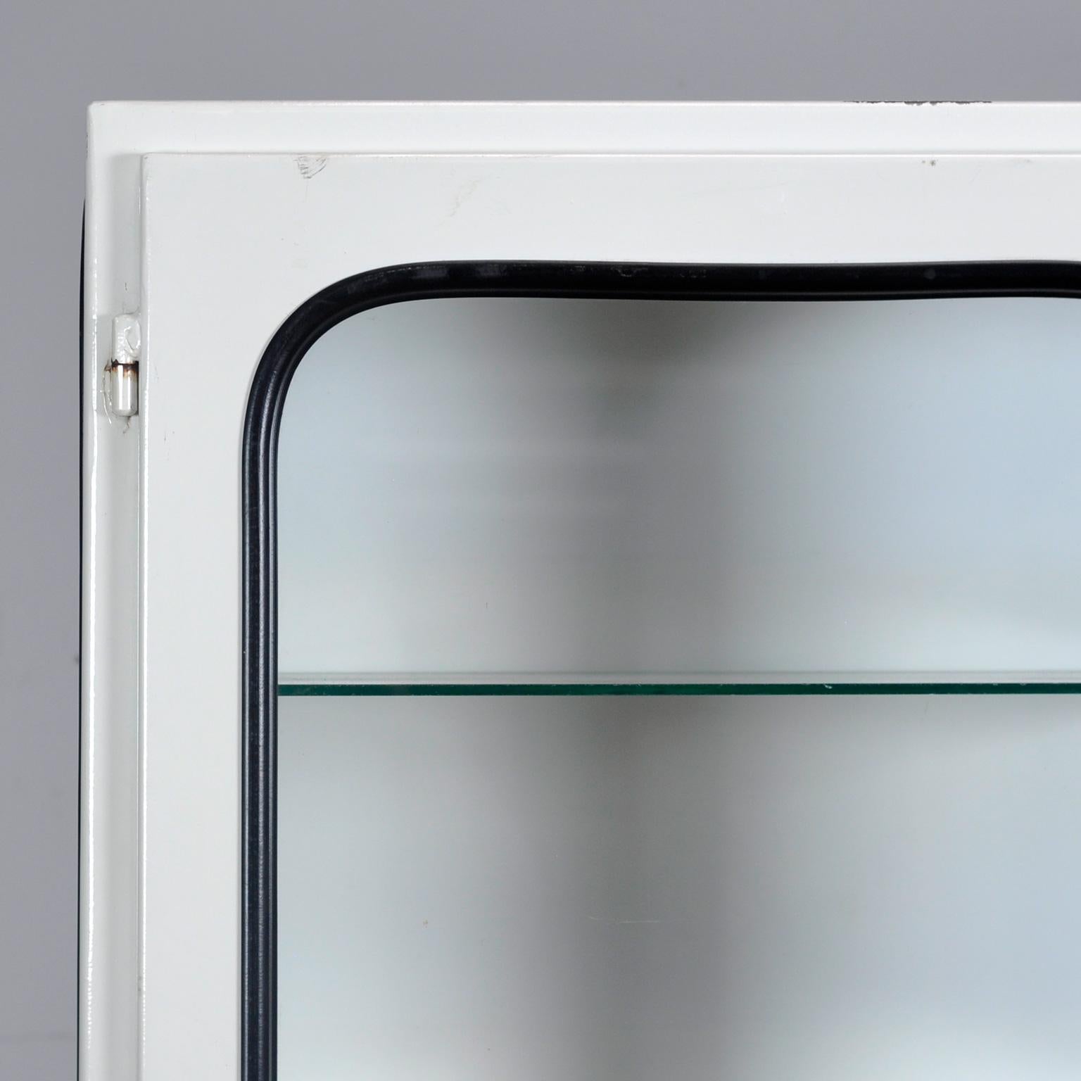 Cabinet médical vintage en fer et verre, années 1970 en vente 2