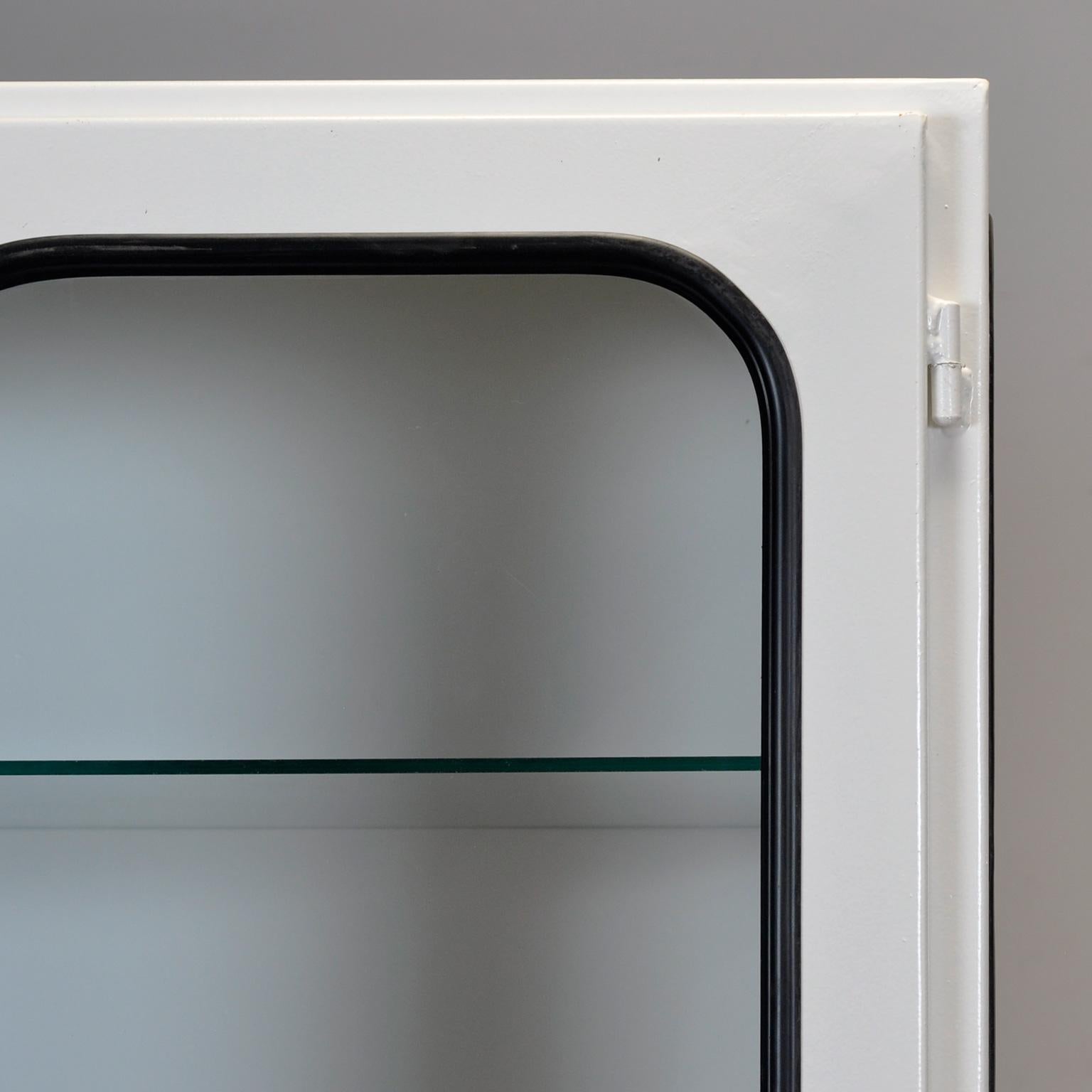 Cabinet médical vintage en fer et verre, années 1970 en vente 2