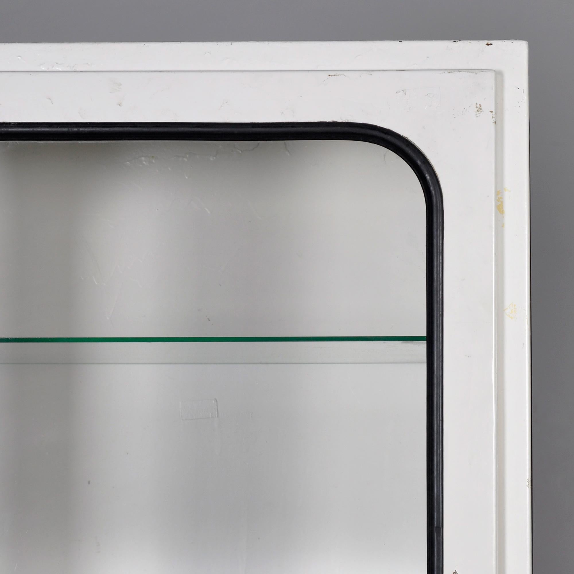 Medizinisches Kabinett aus Eisen und Glas, 1970er Jahre im Angebot 3