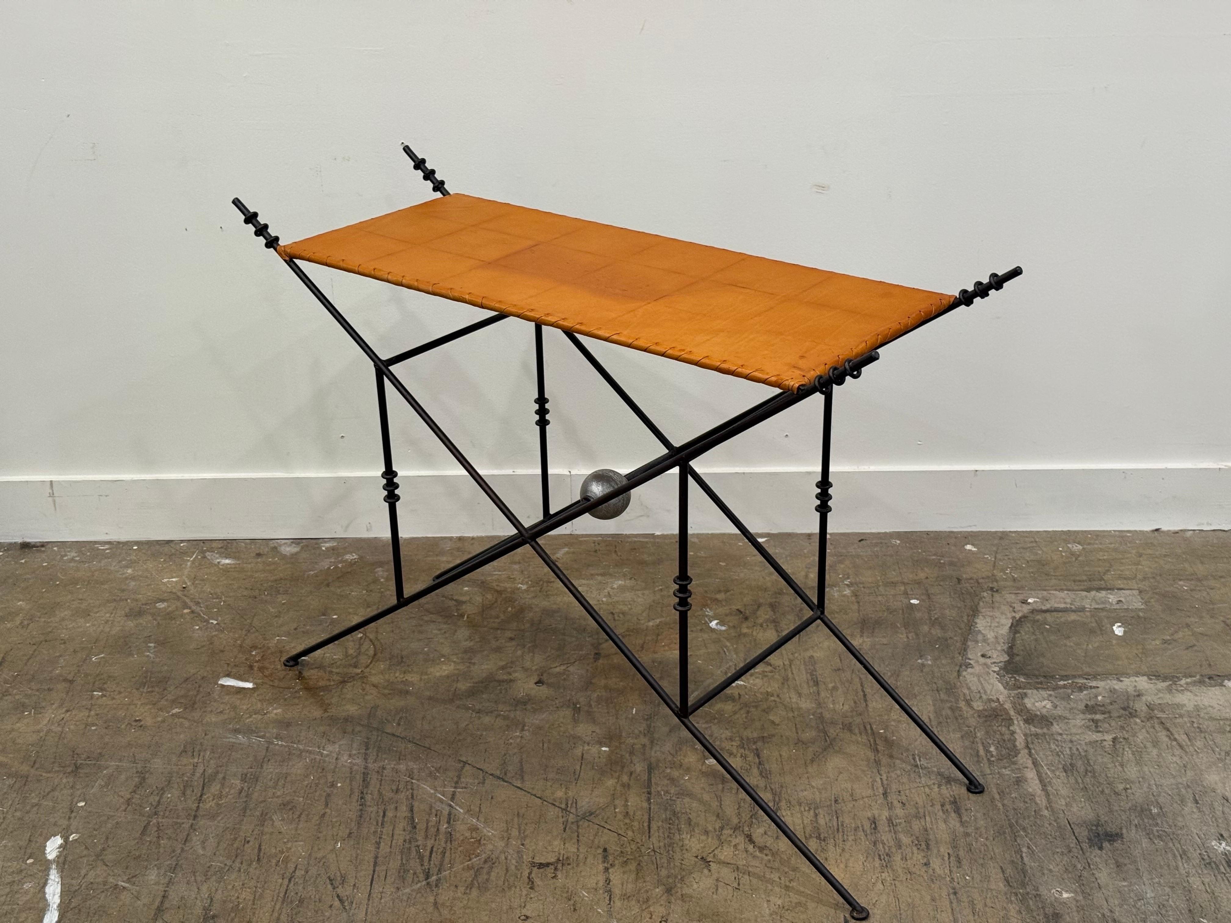 Consolle o tavolo d'ingresso in ferro vintage e pelle color burro. Splendido da qualsiasi angolazione. Perfetta giustapposizione di materiali. Sottile, sofisticato, rustico e raffinato.
Eccellenti condizioni originali: la pelle e il ferro sono