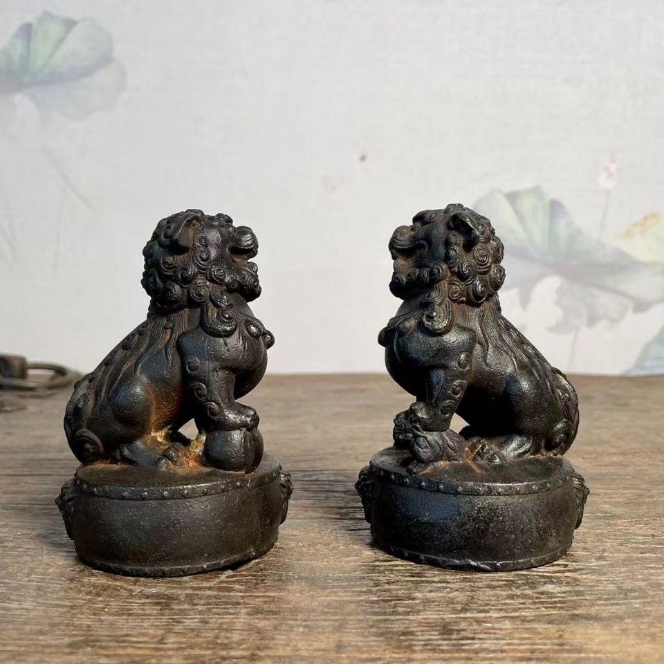 XIXe siècle Paire de statues de lions de bon augure assis sur des tambours en fer vintage en vente