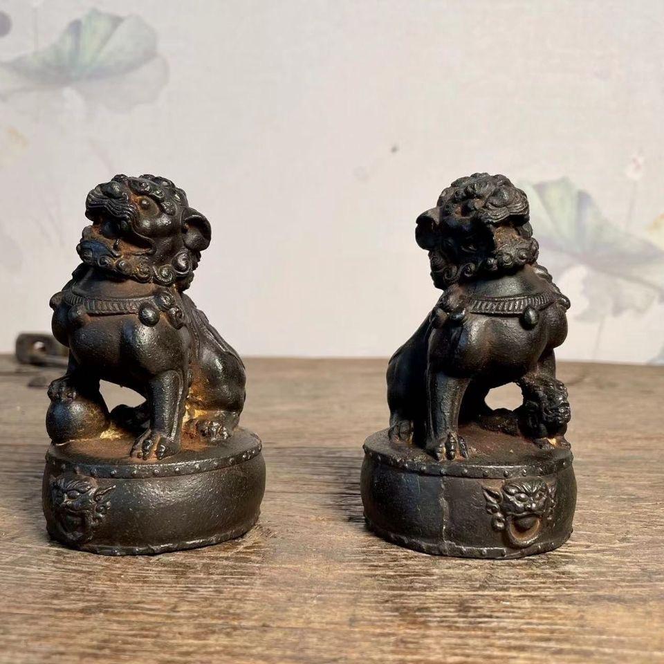 Paire de statues de lions de bon augure assis sur des tambours en fer vintage en vente 1