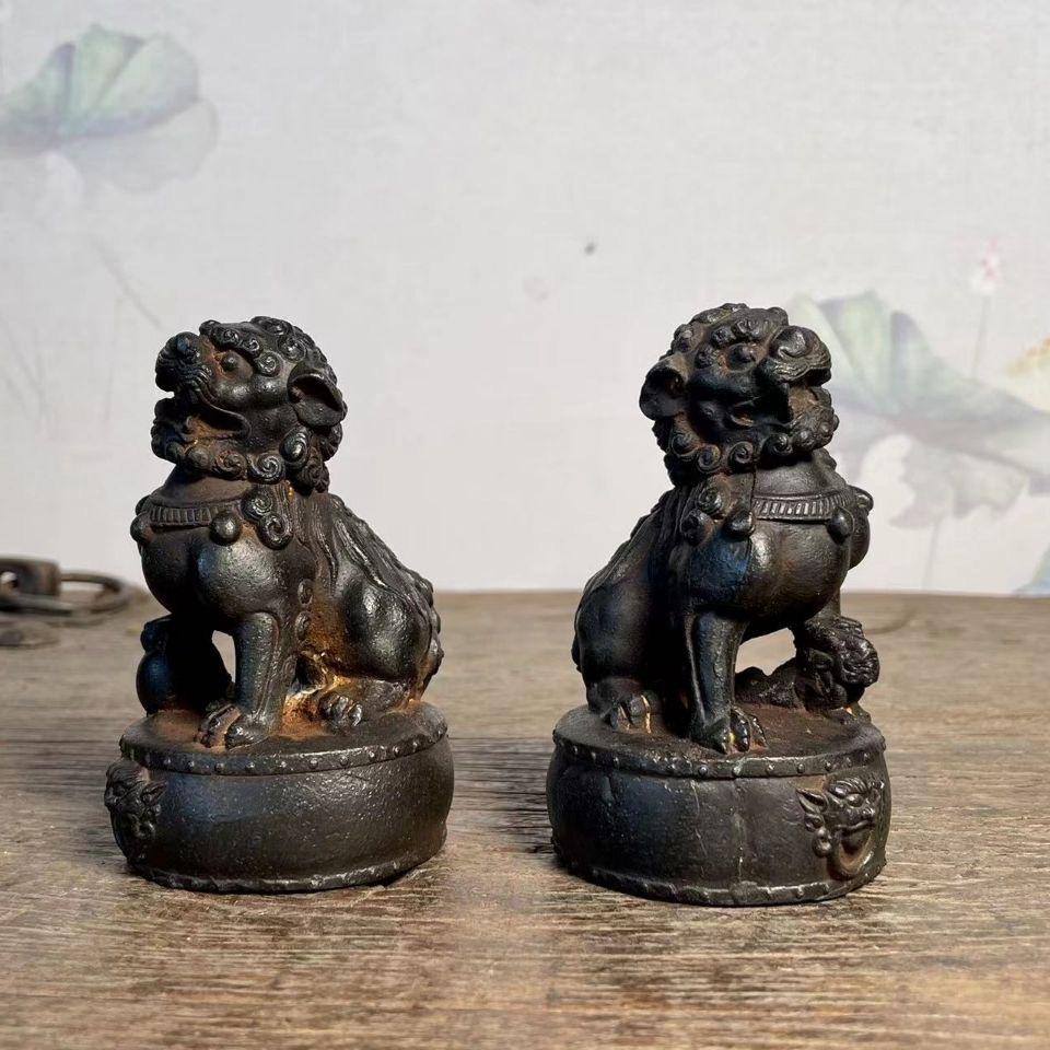 Paire de statues de lions de bon augure assis sur des tambours en fer vintage en vente 2