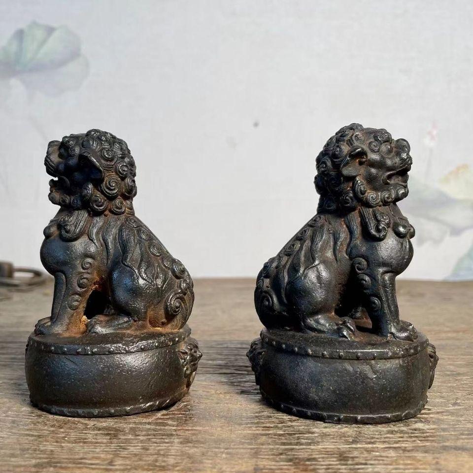 Paire de statues de lions de bon augure assis sur des tambours en fer vintage en vente 3