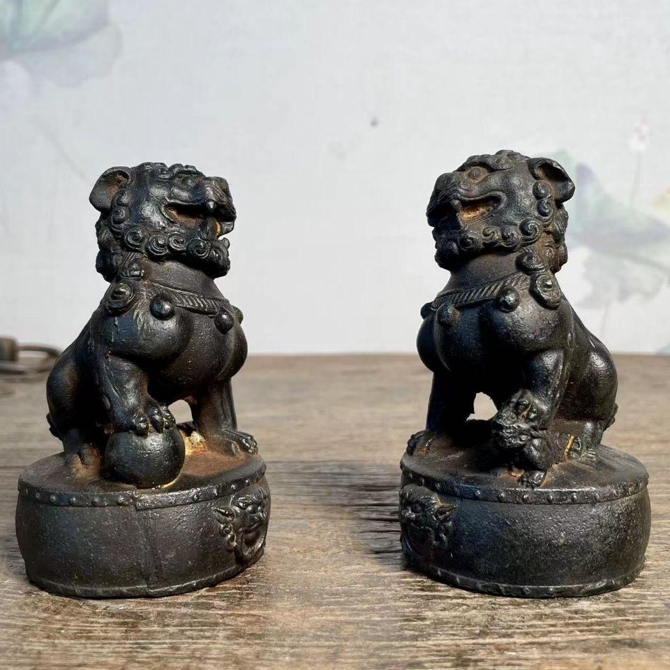 Paire de statues de lions de bon augure assis sur des tambours en fer vintage en vente 4