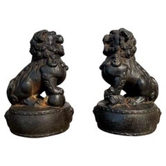 Paire de statues de lions de bon augure assis sur des tambours en fer vintage